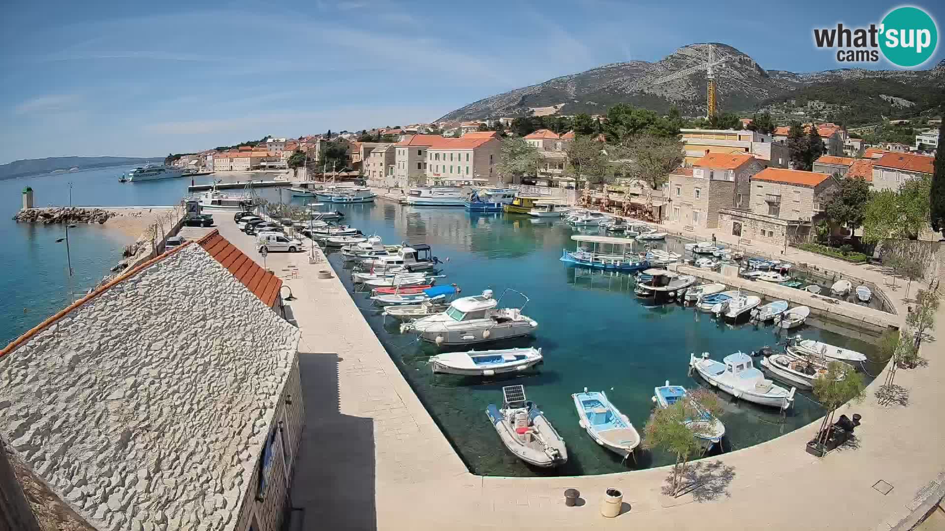 Web kamera Bol Riva – Pogled uživo na luku i marinu