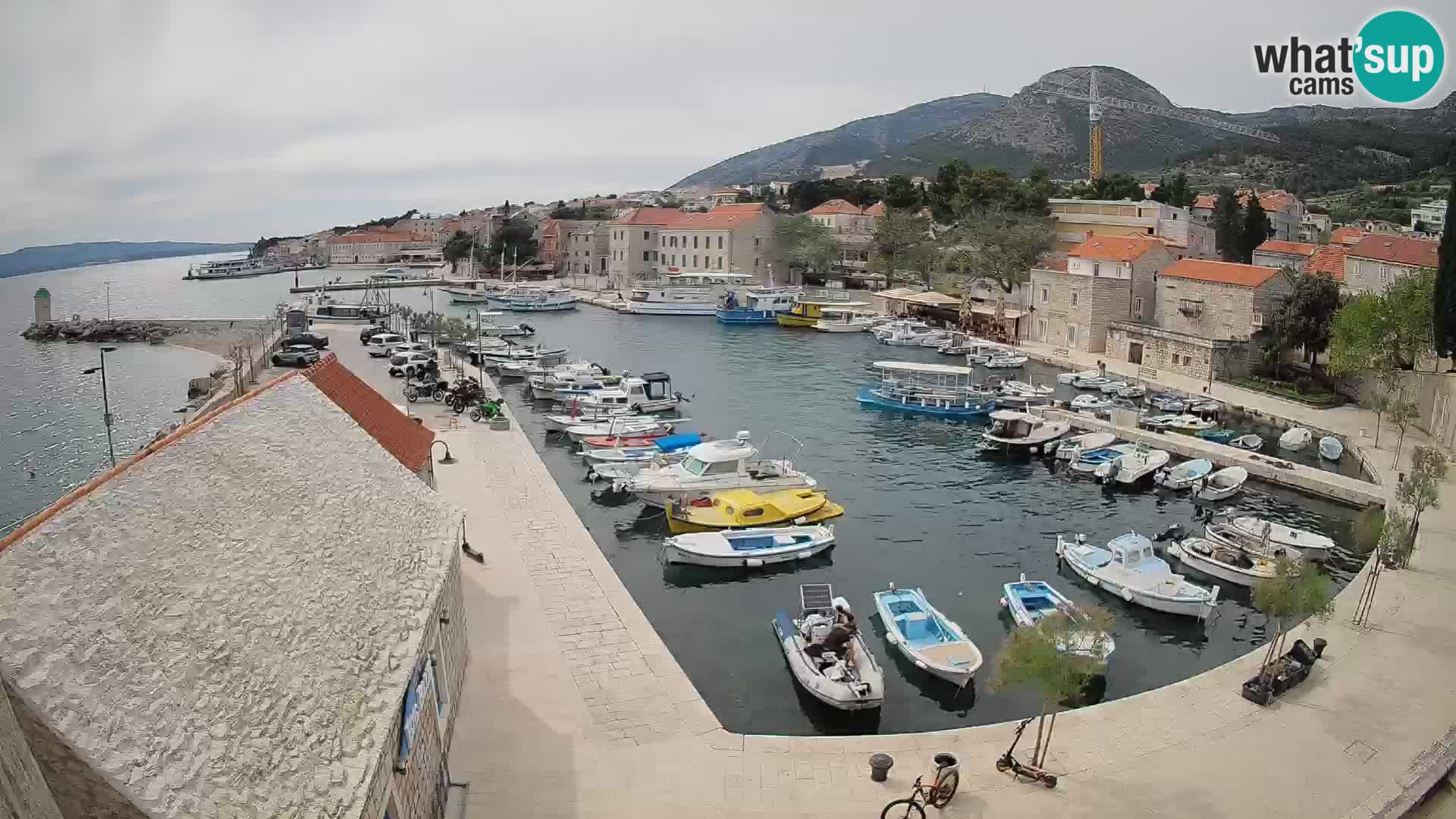 Web kamera Bol Riva – Pogled uživo na luku i marinu