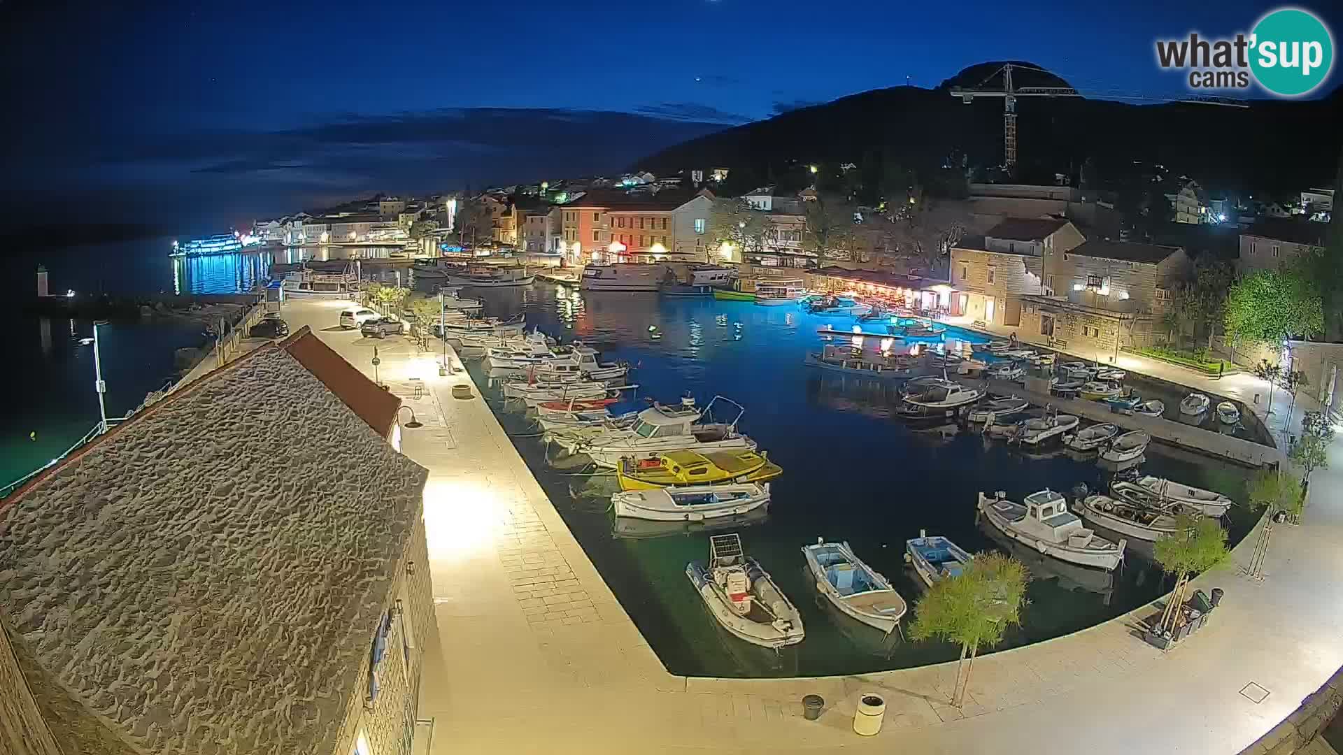 Web kamera Bol Riva – Pogled uživo na luku i marinu