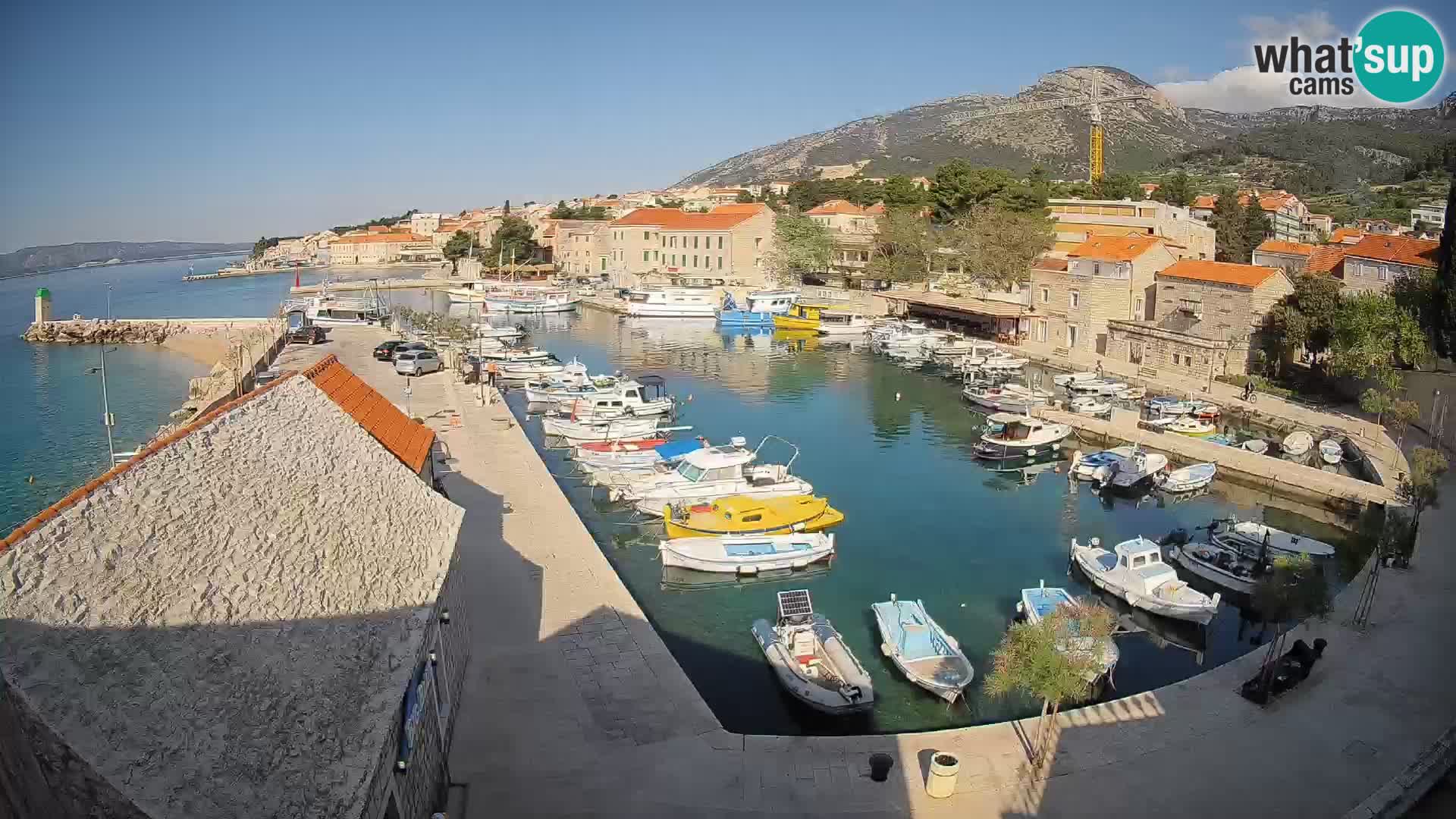 Spletna kamera Bol pristanišče – Pogled v živo na Rivo in marino