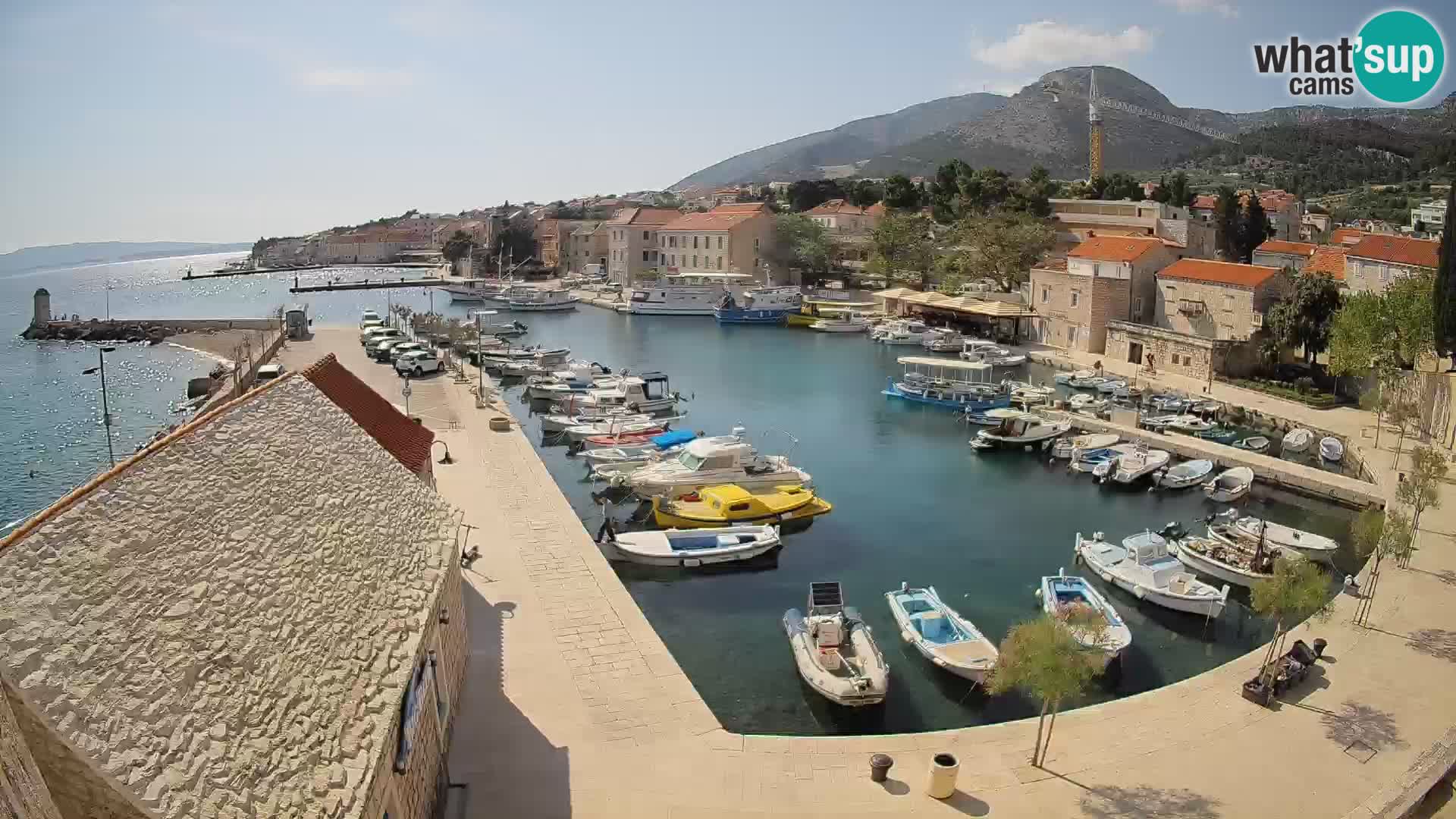 Web kamera Bol Riva – Pogled uživo na luku i marinu