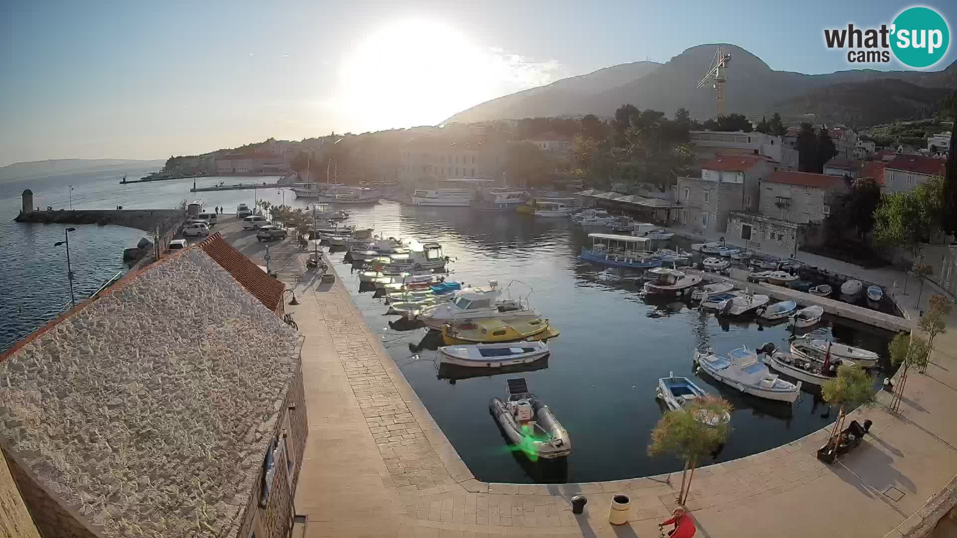 Spletna kamera Bol pristanišče – Pogled v živo na Rivo in marino