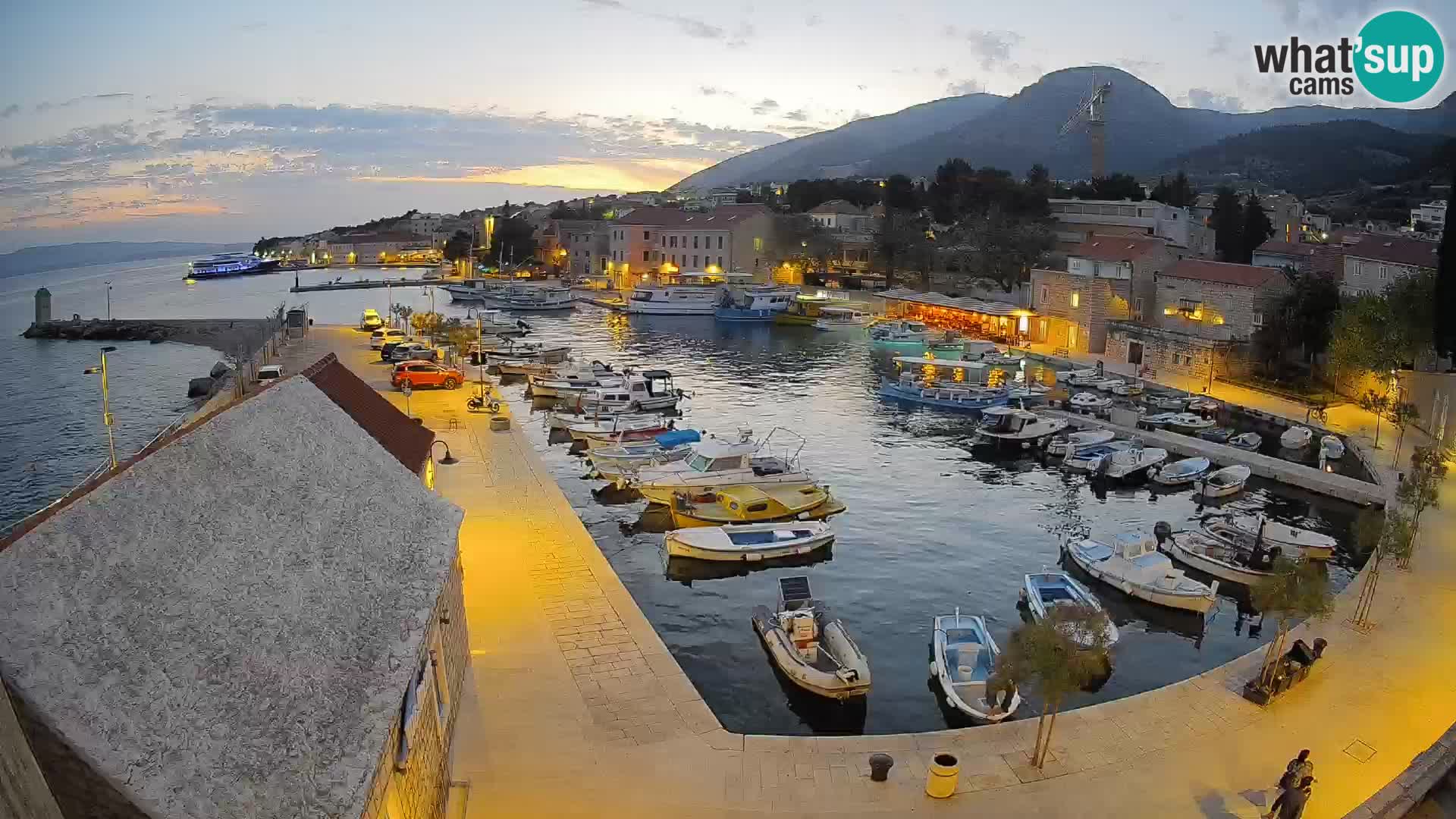 Spletna kamera Bol pristanišče – Pogled v živo na Rivo in marino