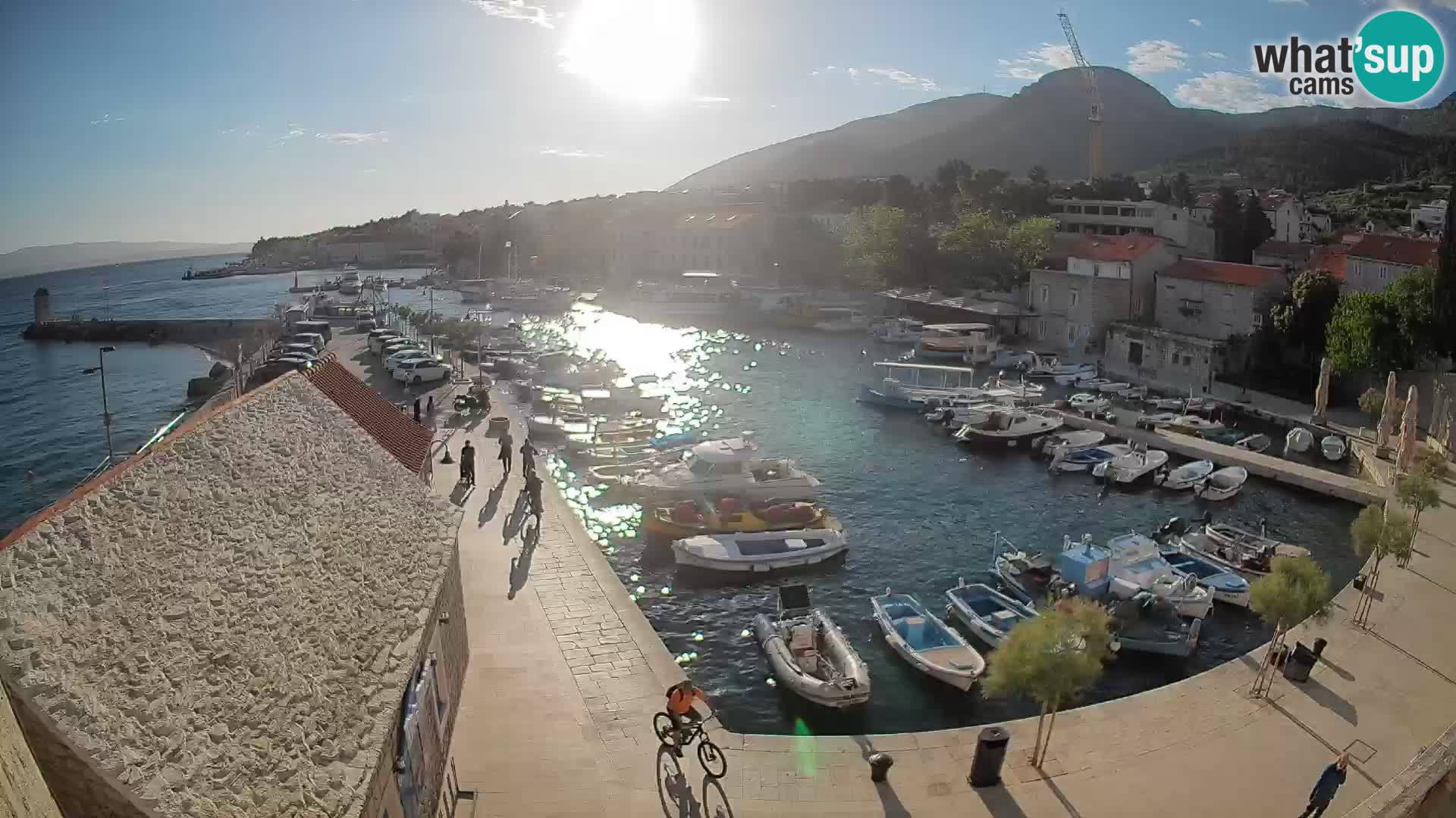 Web kamera Bol Riva – Pogled uživo na luku i marinu