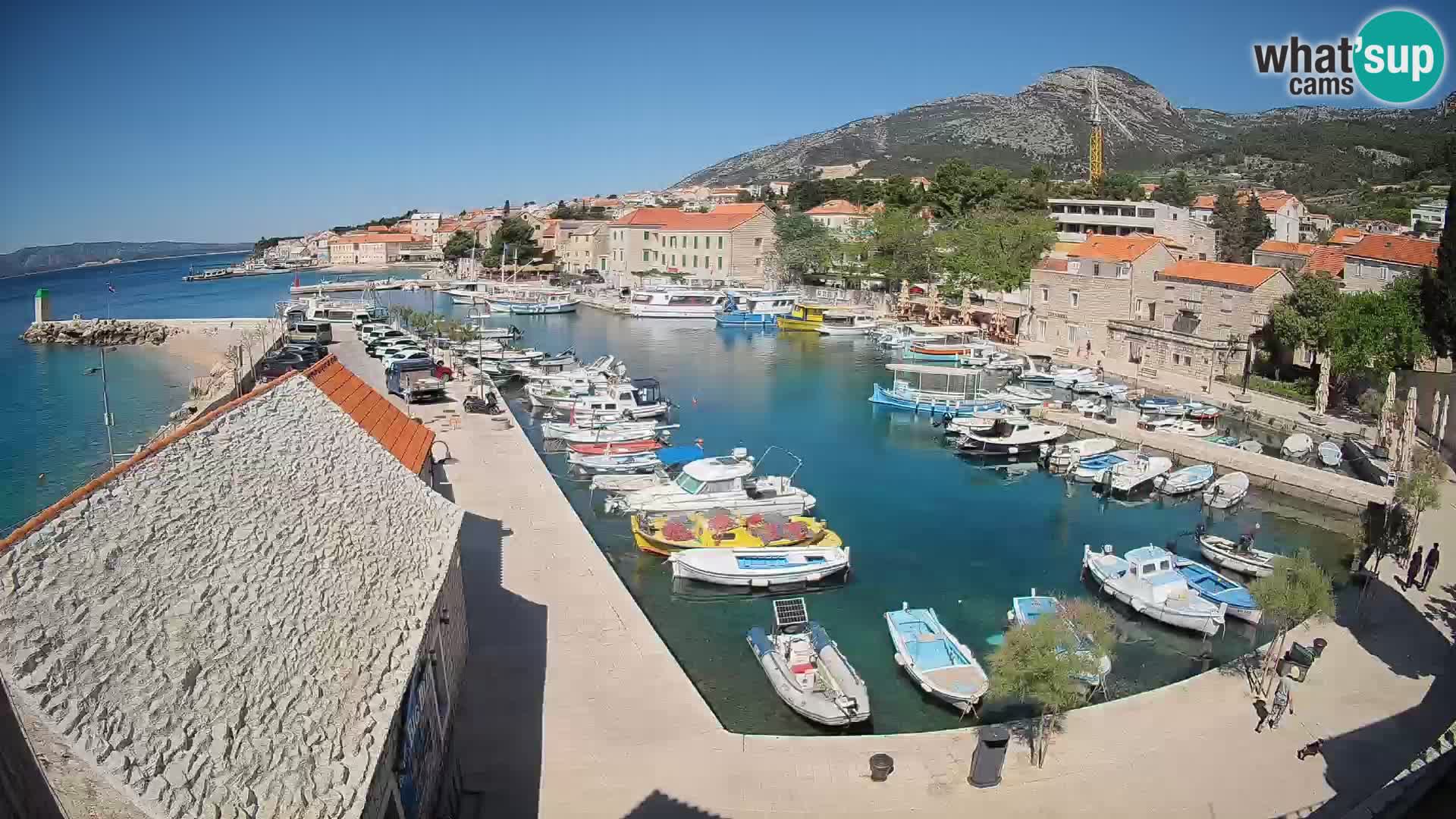 Web kamera Bol Riva – Pogled uživo na luku i marinu
