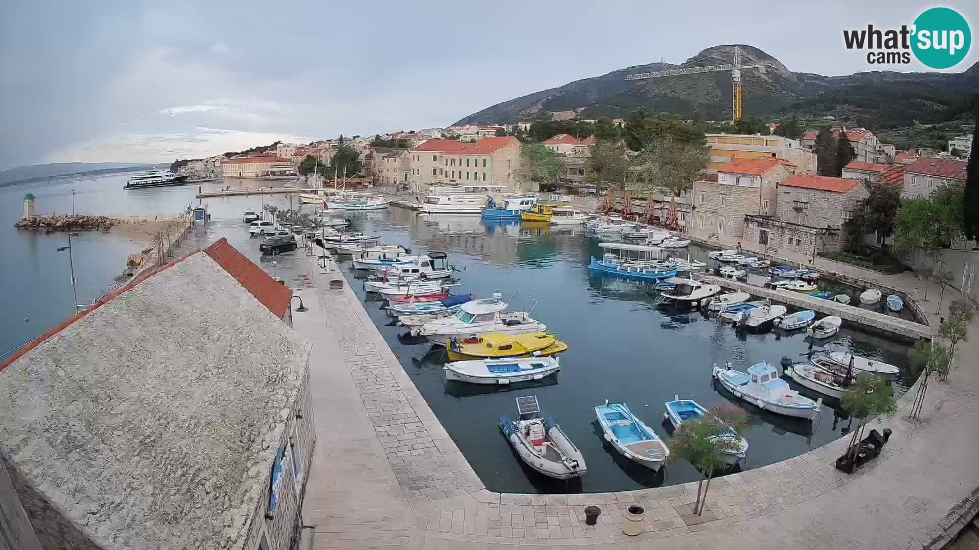 Spletna kamera Bol pristanišče – Pogled v živo na Rivo in marino
