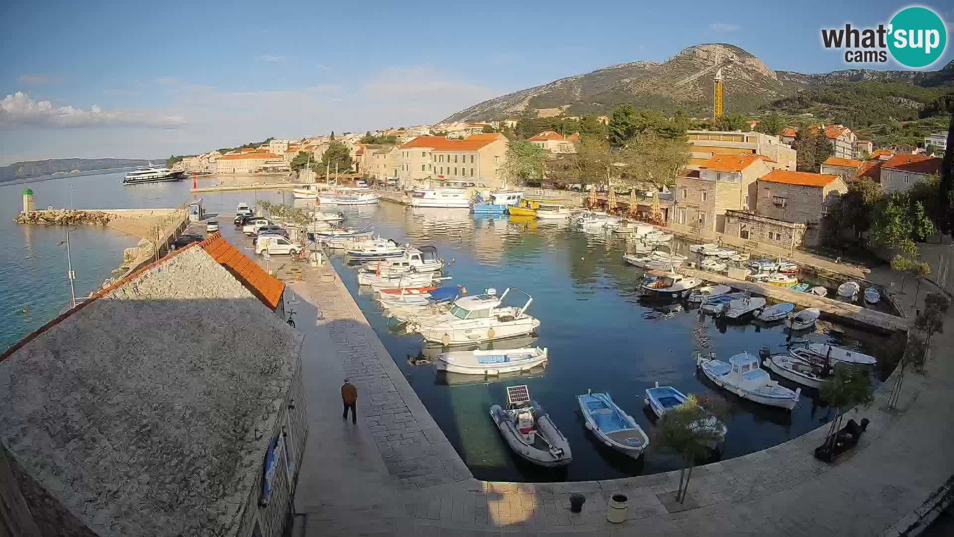 Spletna kamera Bol pristanišče – Pogled v živo na Rivo in marino
