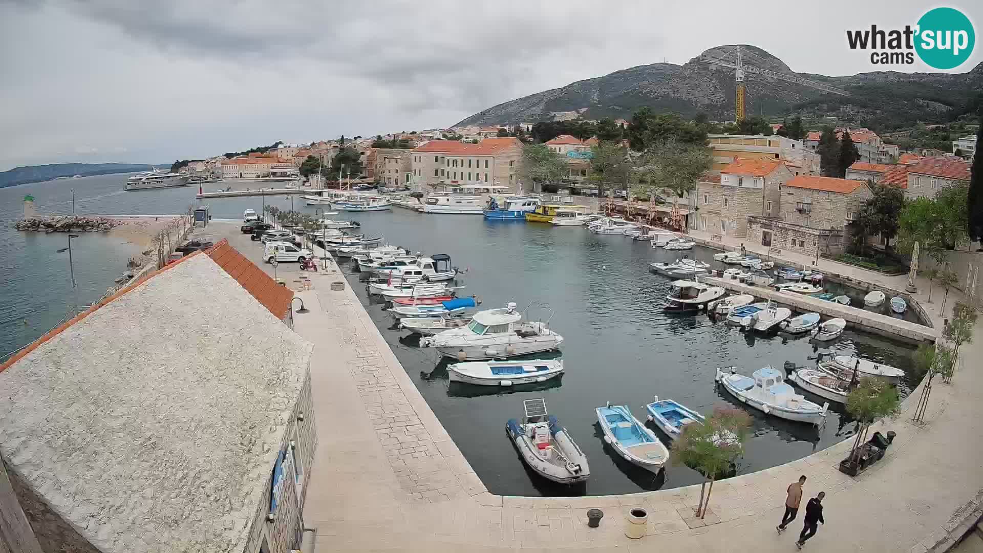 Web kamera Bol Riva – Pogled uživo na luku i marinu