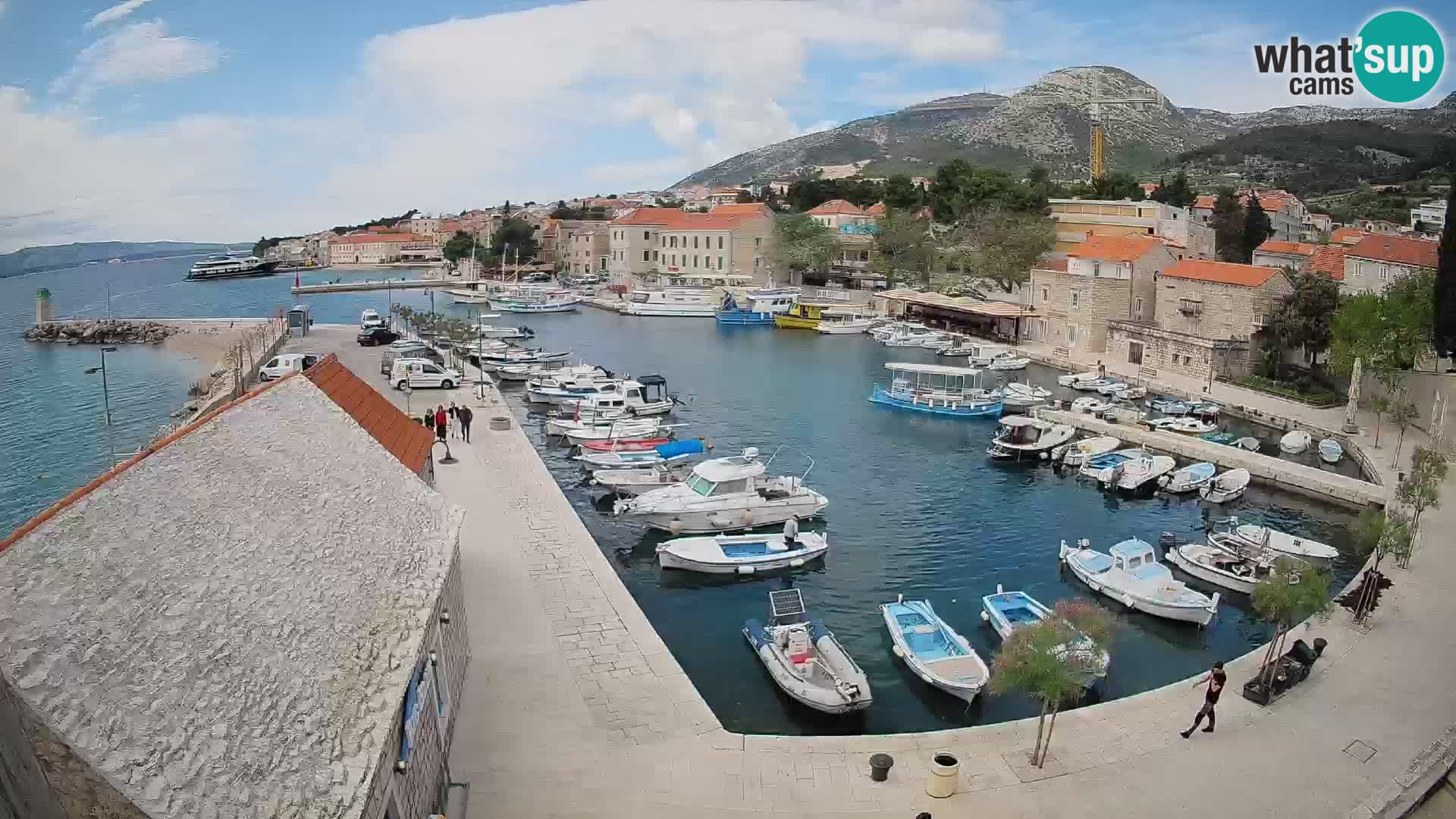 Spletna kamera Bol pristanišče – Pogled v živo na Rivo in marino