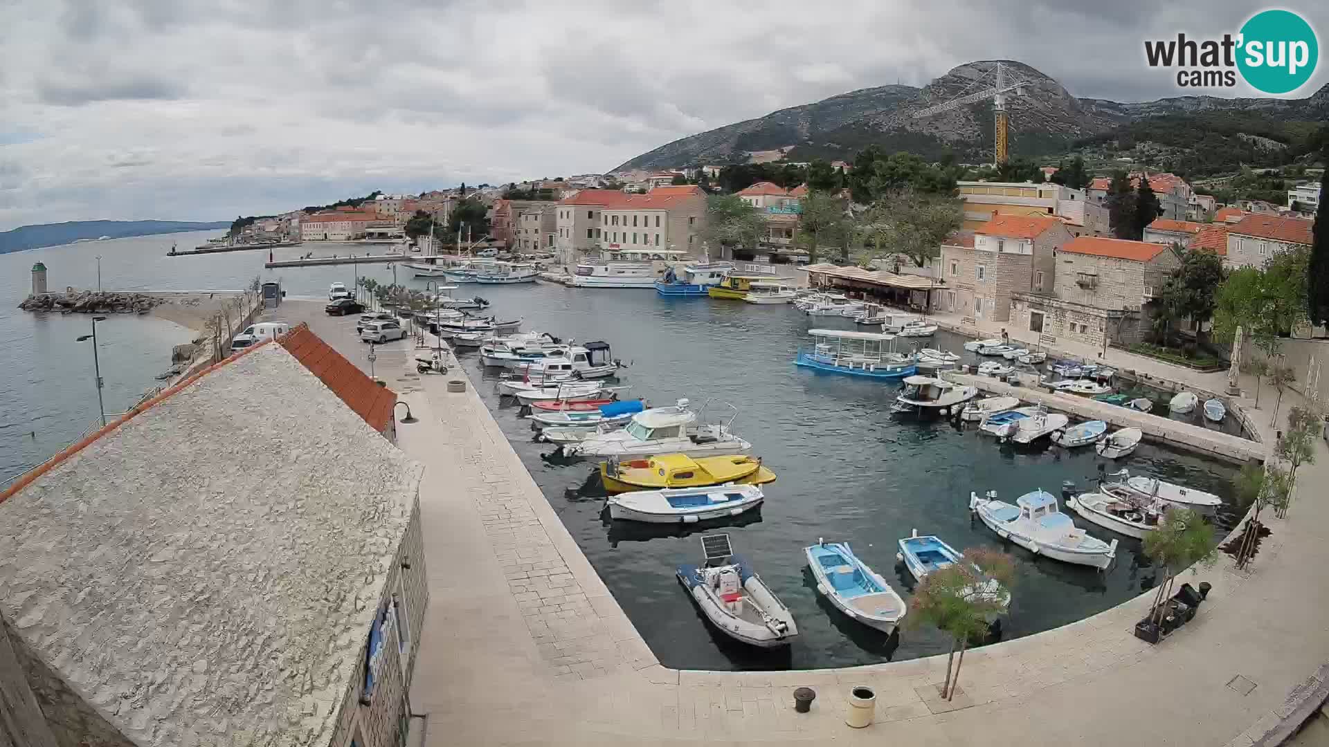 Spletna kamera Bol pristanišče – Pogled v živo na Rivo in marino