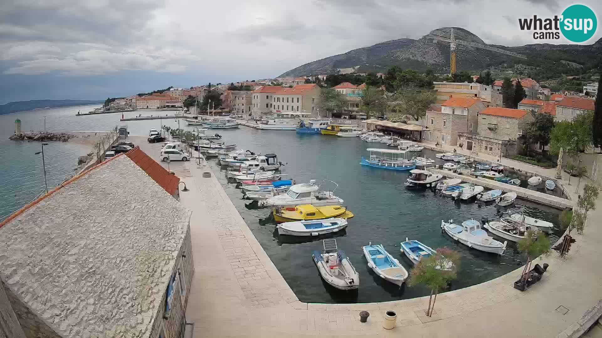 Spletna kamera Bol pristanišče – Pogled v živo na Rivo in marino