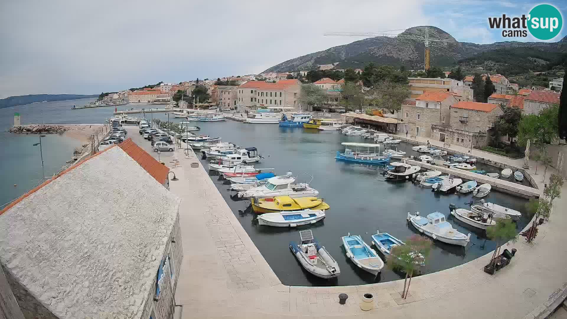 Web kamera Bol Riva – Pogled uživo na luku i marinu