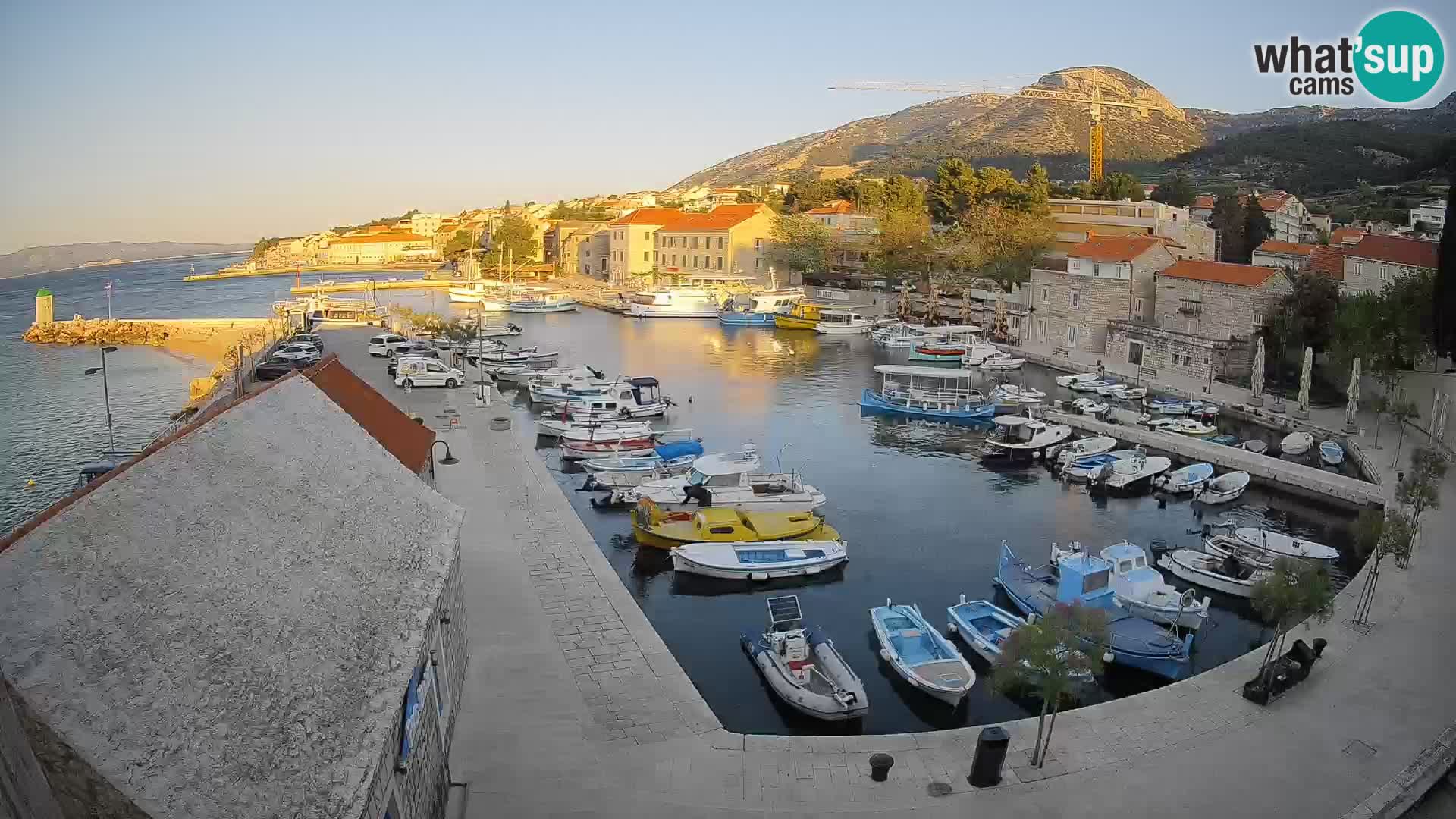 Spletna kamera Bol pristanišče – Pogled v živo na Rivo in marino