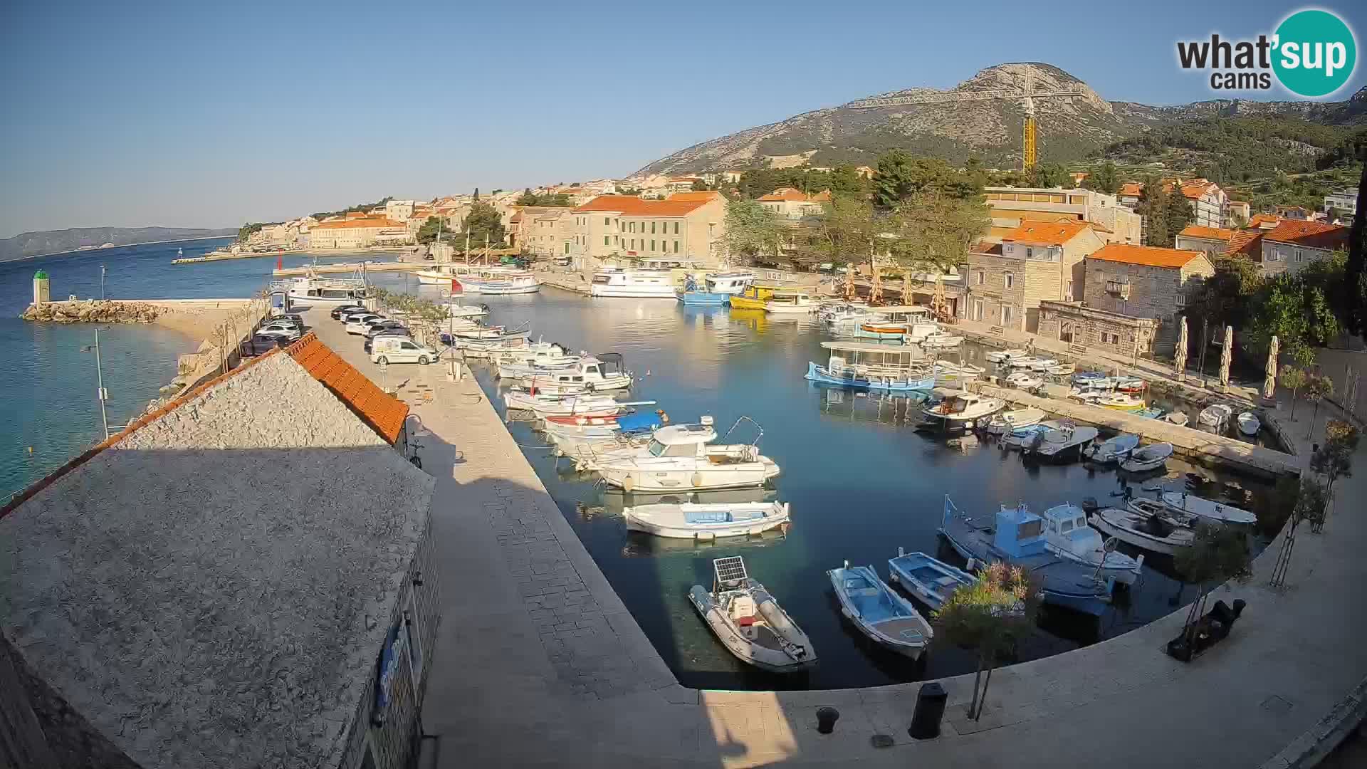 Spletna kamera Bol pristanišče – Pogled v živo na Rivo in marino