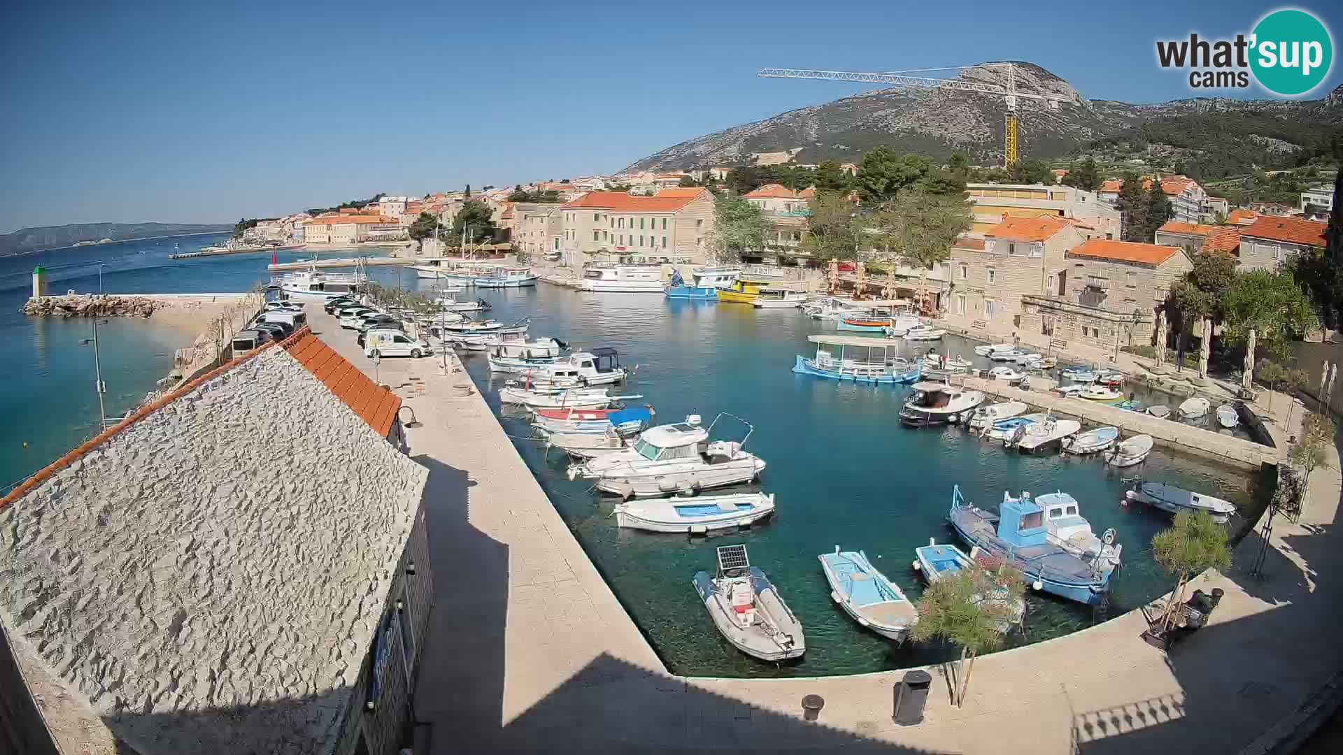 Spletna kamera Bol pristanišče – Pogled v živo na Rivo in marino