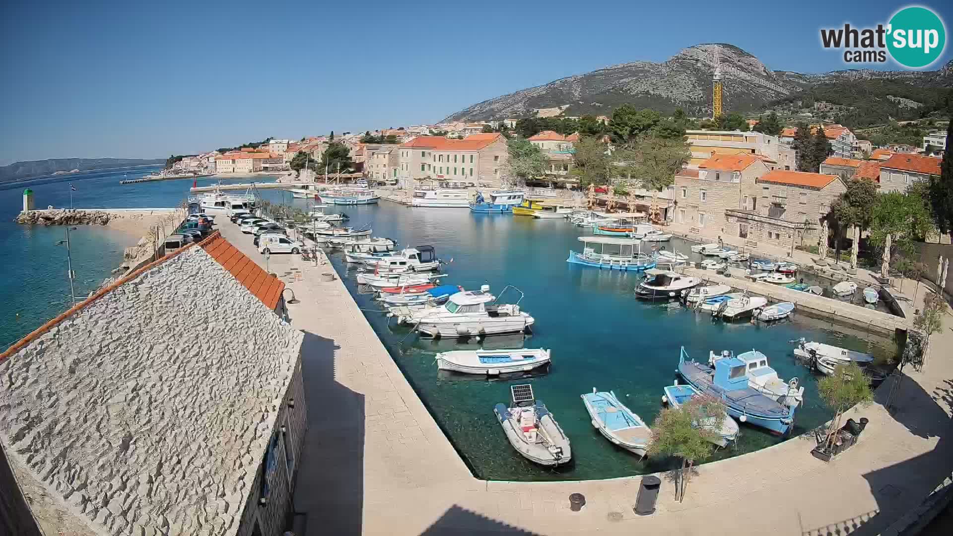 Spletna kamera Bol pristanišče – Pogled v živo na Rivo in marino