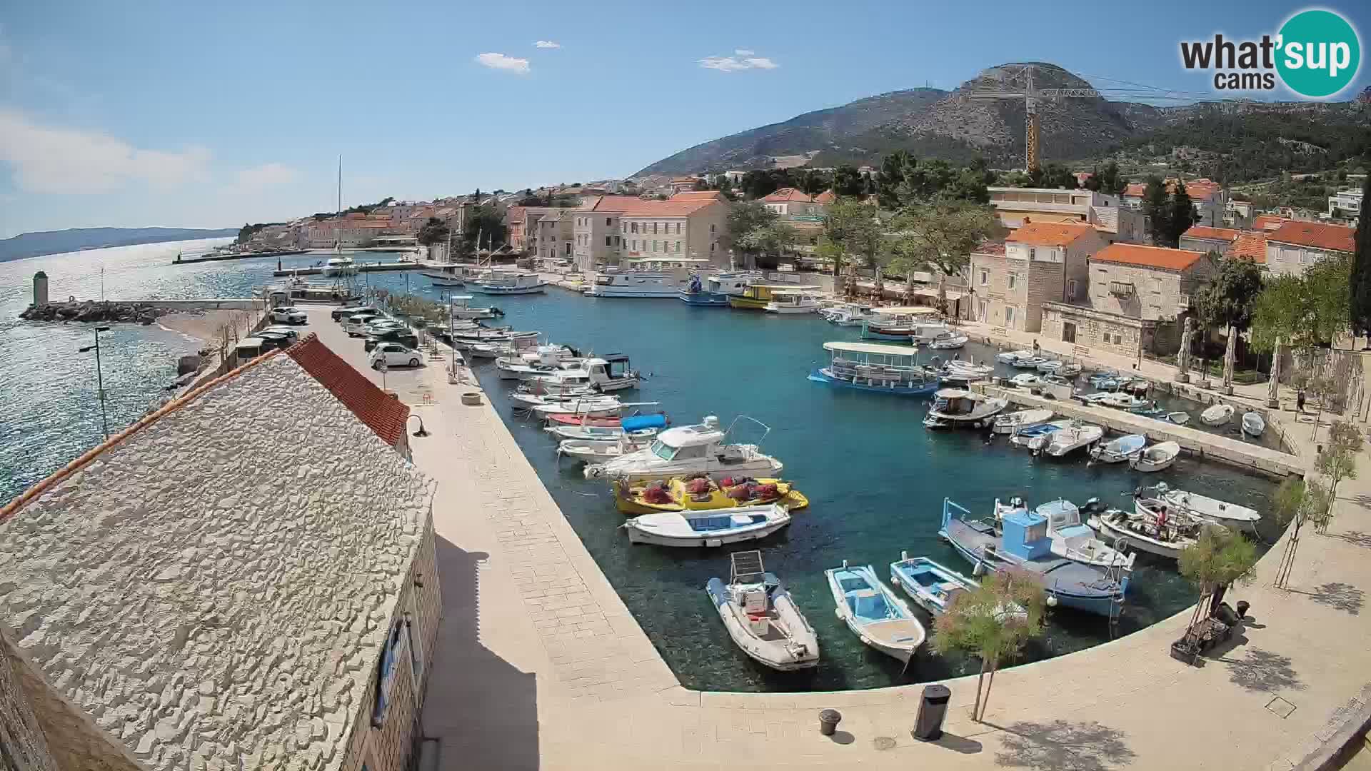 Spletna kamera Bol pristanišče – Pogled v živo na Rivo in marino