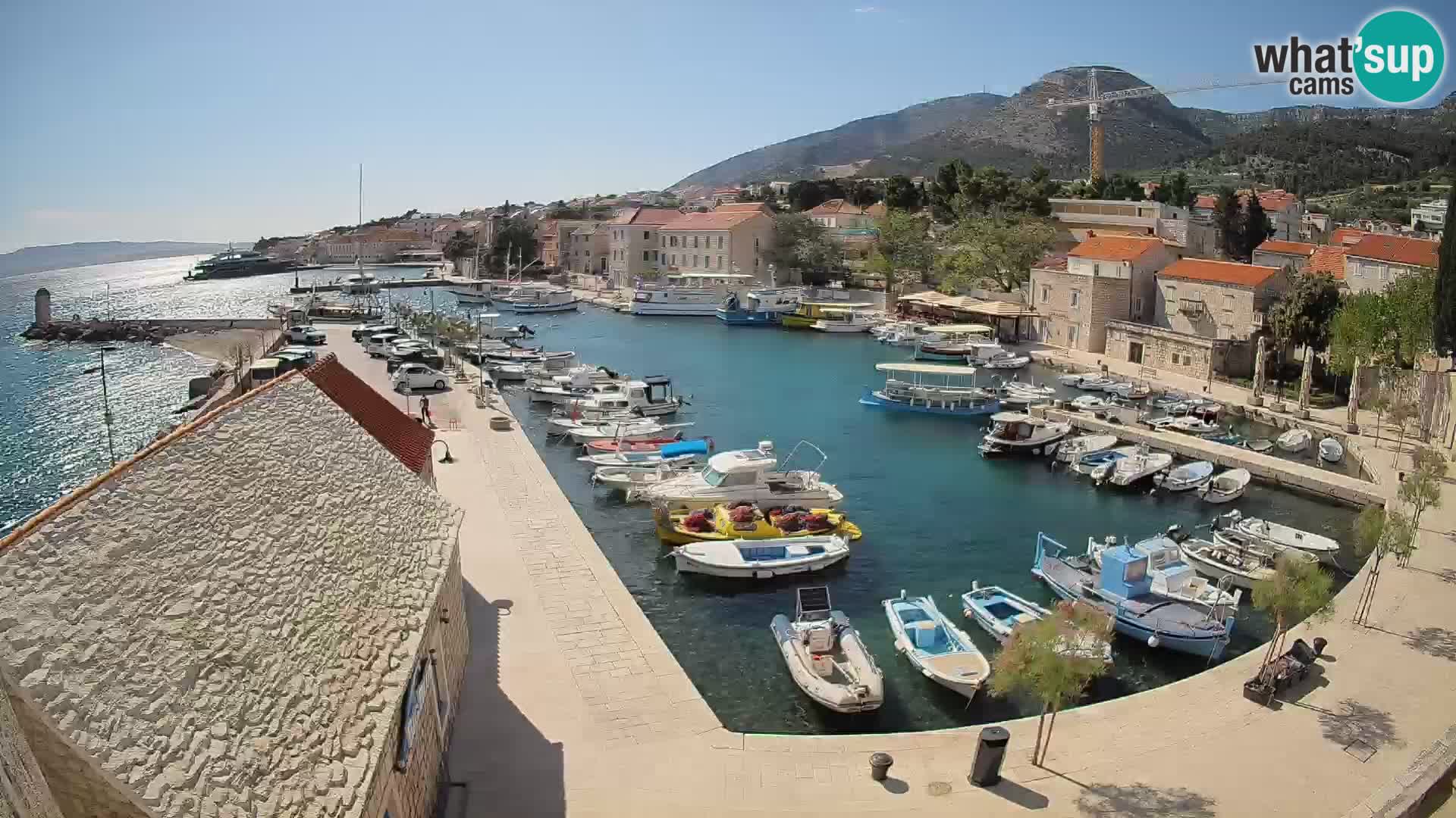Spletna kamera Bol pristanišče – Pogled v živo na Rivo in marino