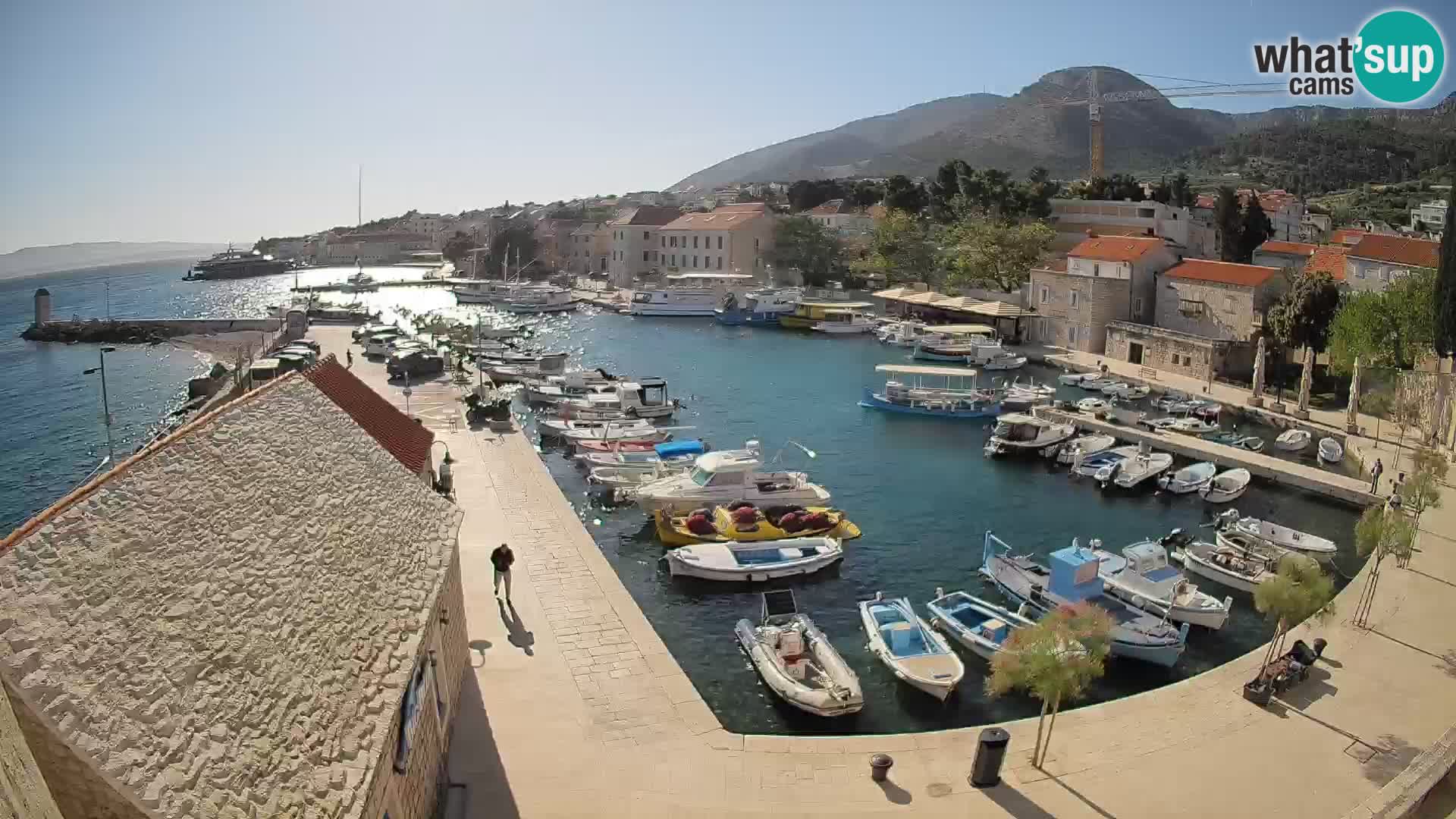 Spletna kamera Bol pristanišče – Pogled v živo na Rivo in marino