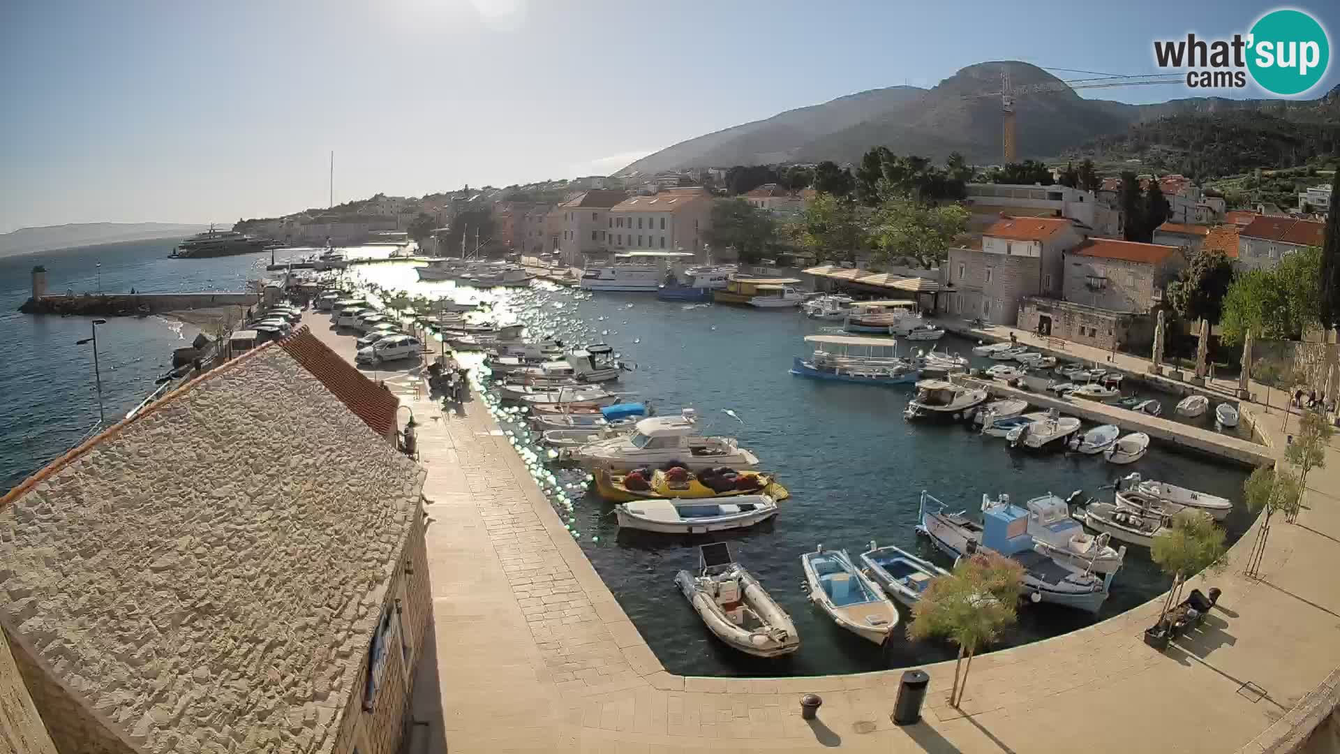 Web kamera Bol Riva – Pogled uživo na luku i marinu