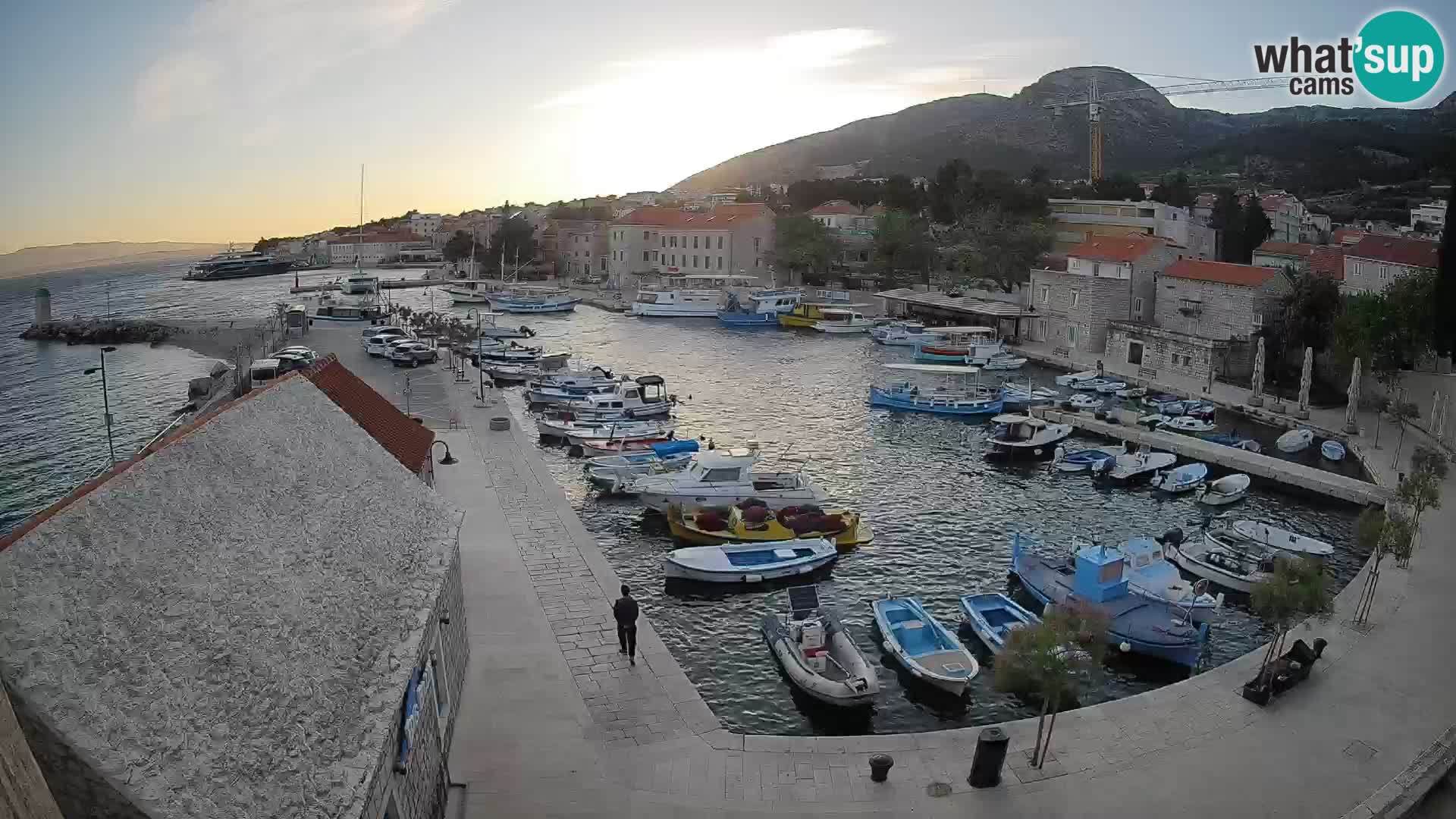 Web kamera Bol Riva – Pogled uživo na luku i marinu