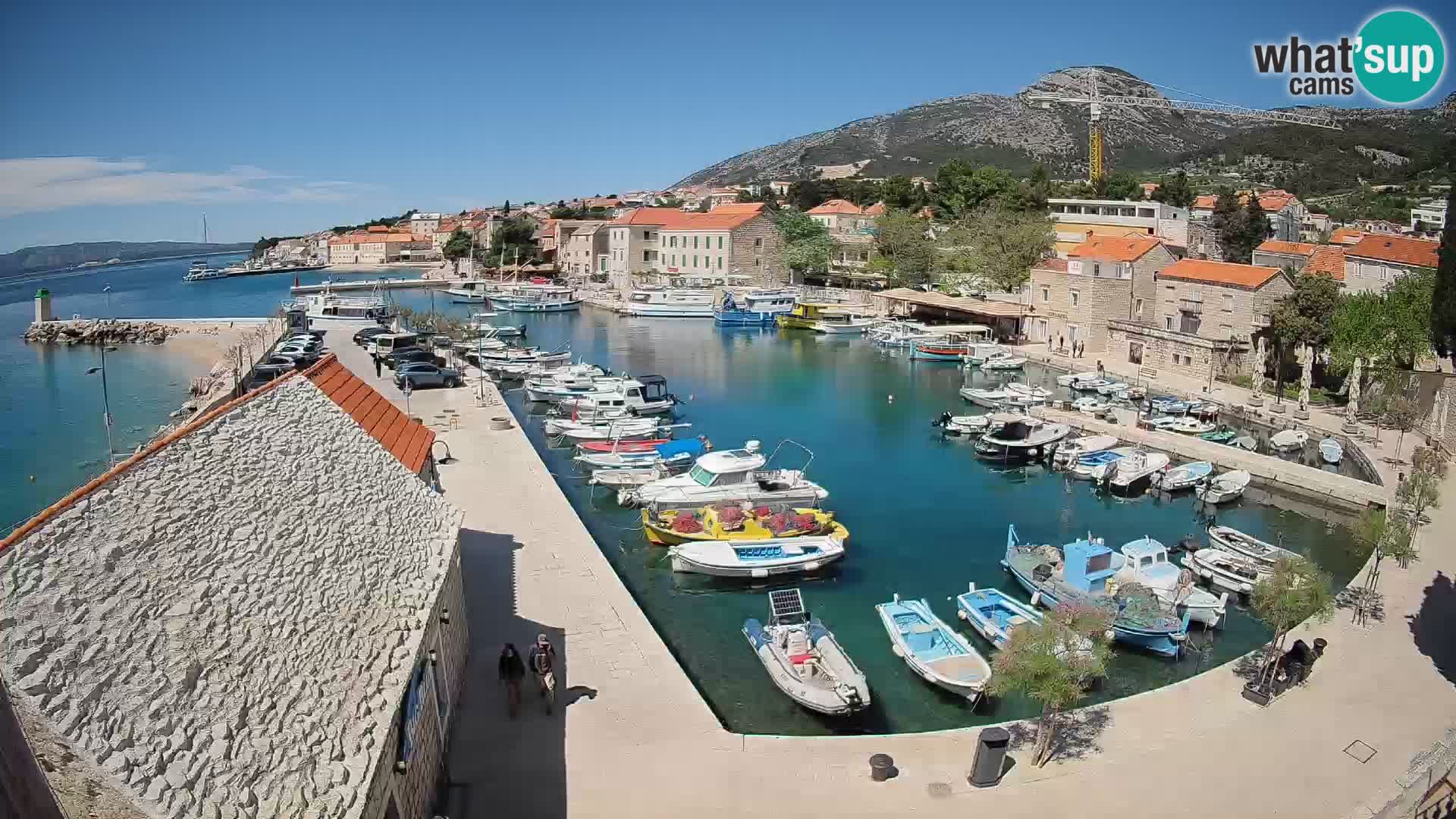 Spletna kamera Bol pristanišče – Pogled v živo na Rivo in marino