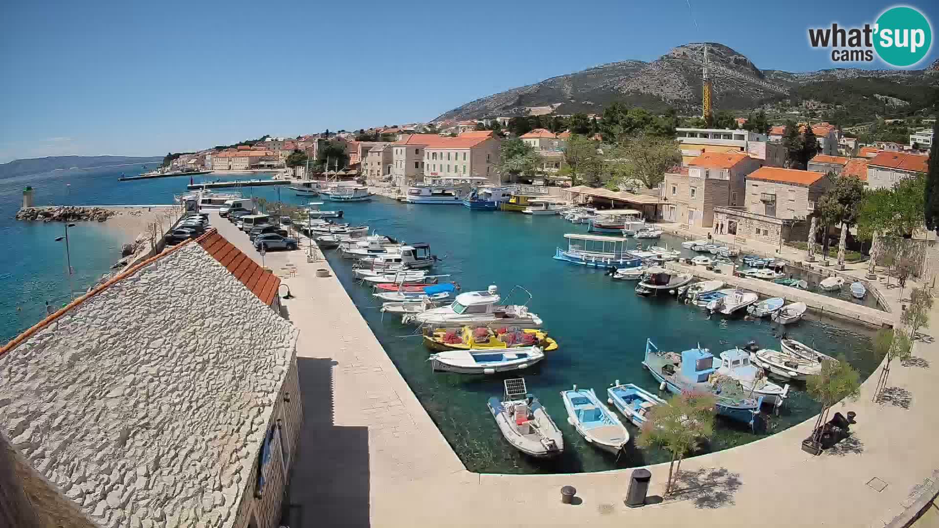 Spletna kamera Bol pristanišče – Pogled v živo na Rivo in marino