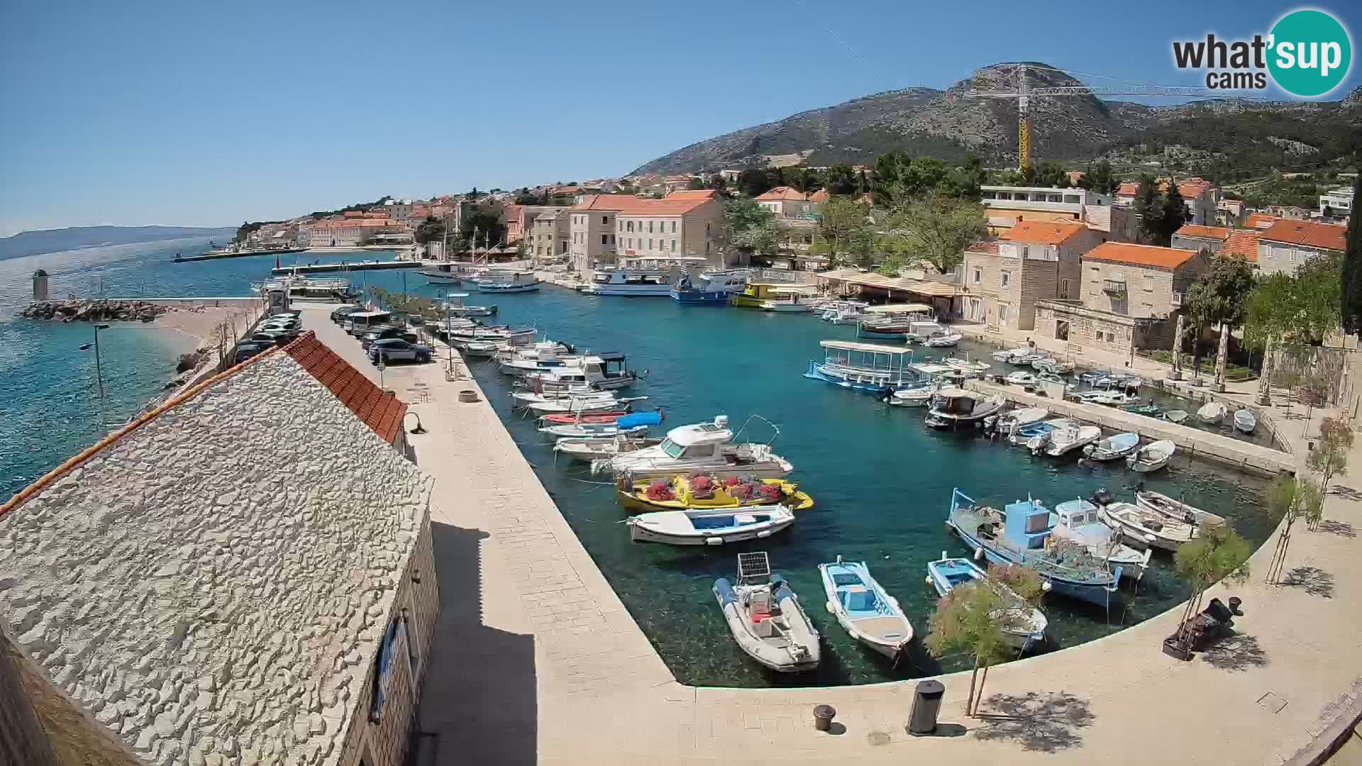 Spletna kamera Bol pristanišče – Pogled v živo na Rivo in marino