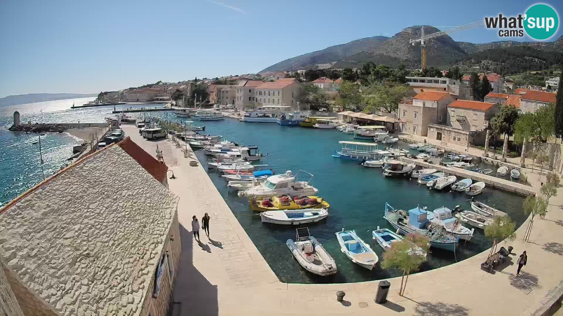 Web kamera Bol Riva – Pogled uživo na luku i marinu