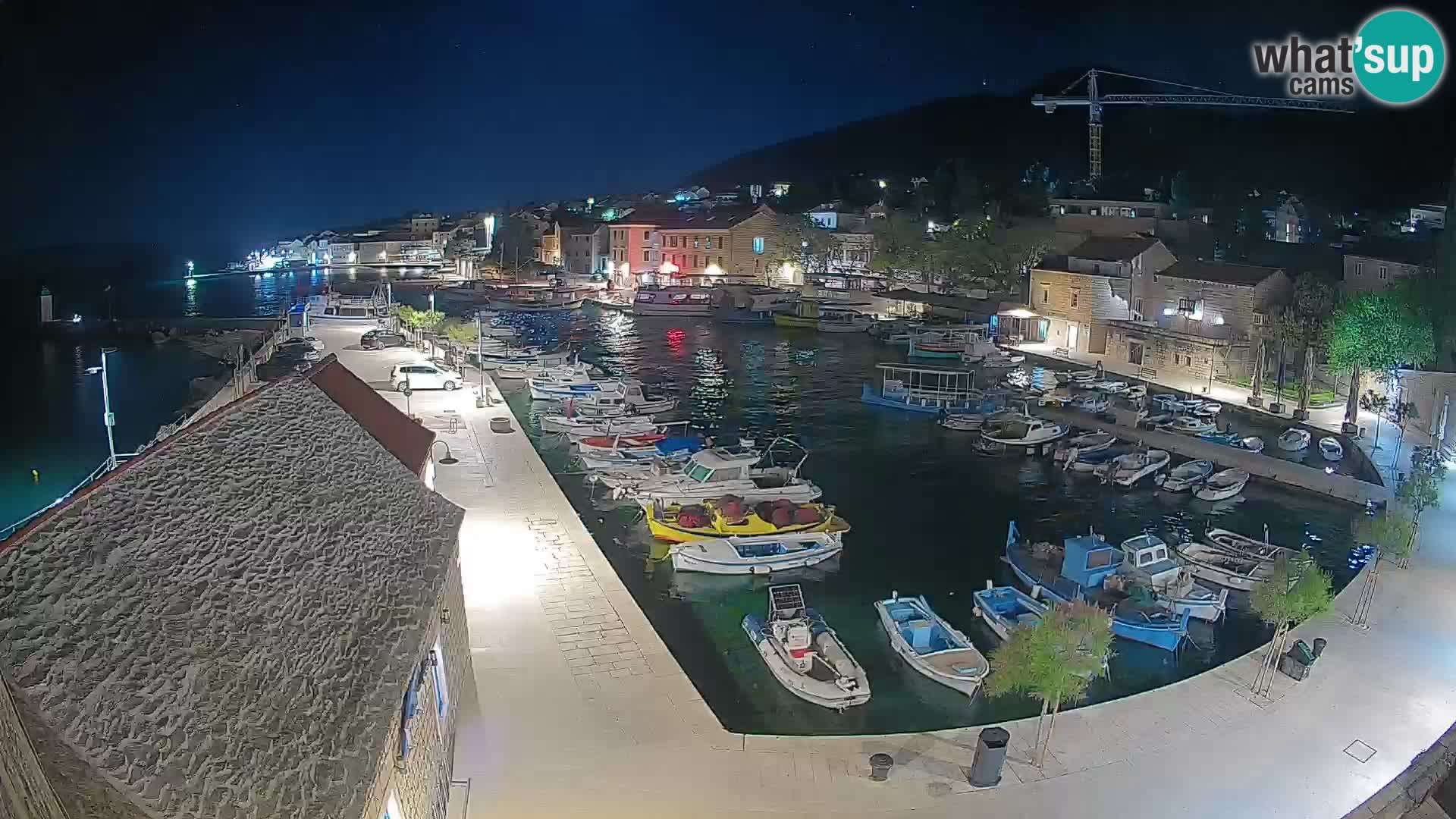 Spletna kamera Bol pristanišče – Pogled v živo na Rivo in marino