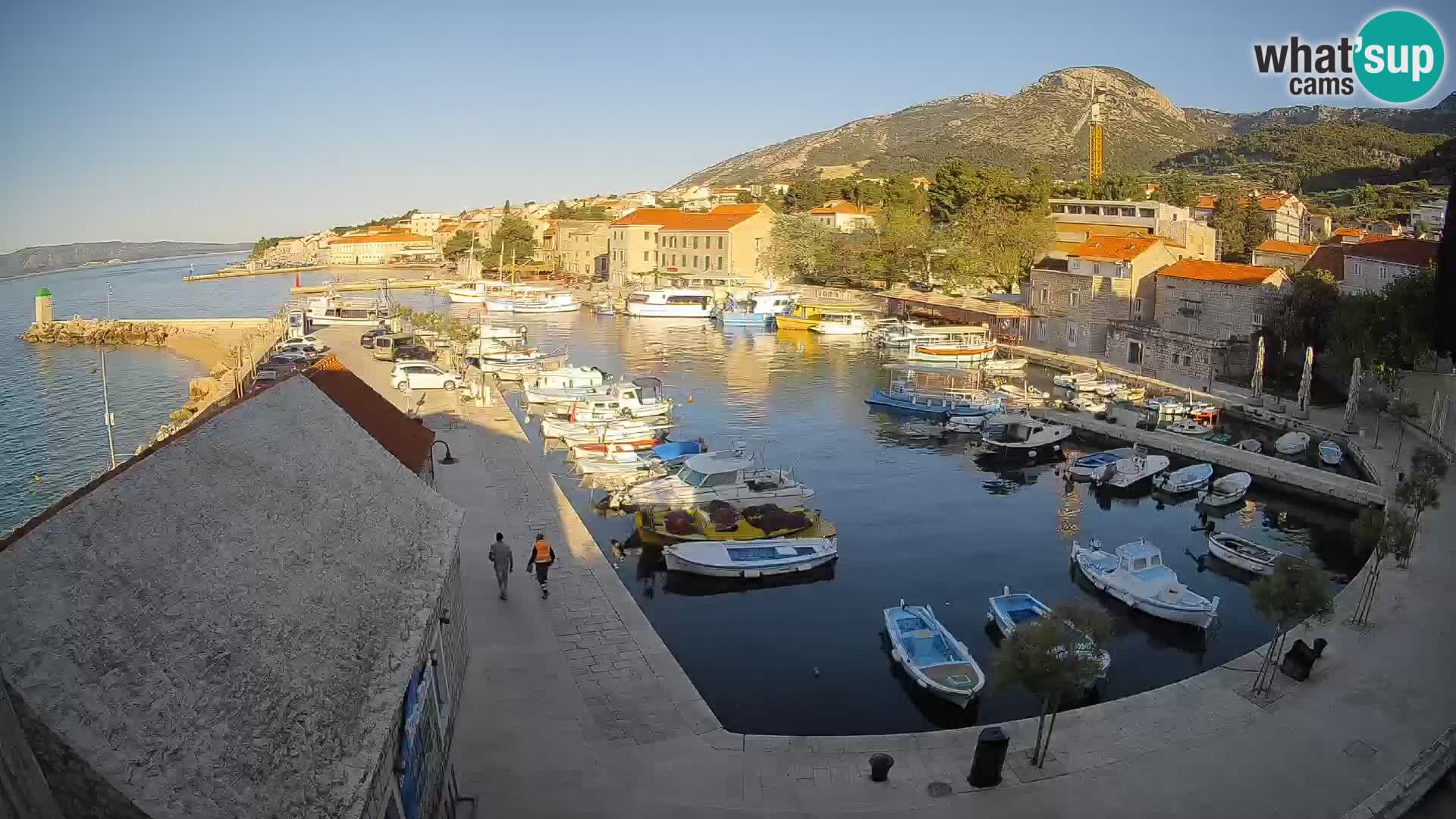 Spletna kamera Bol pristanišče – Pogled v živo na Rivo in marino