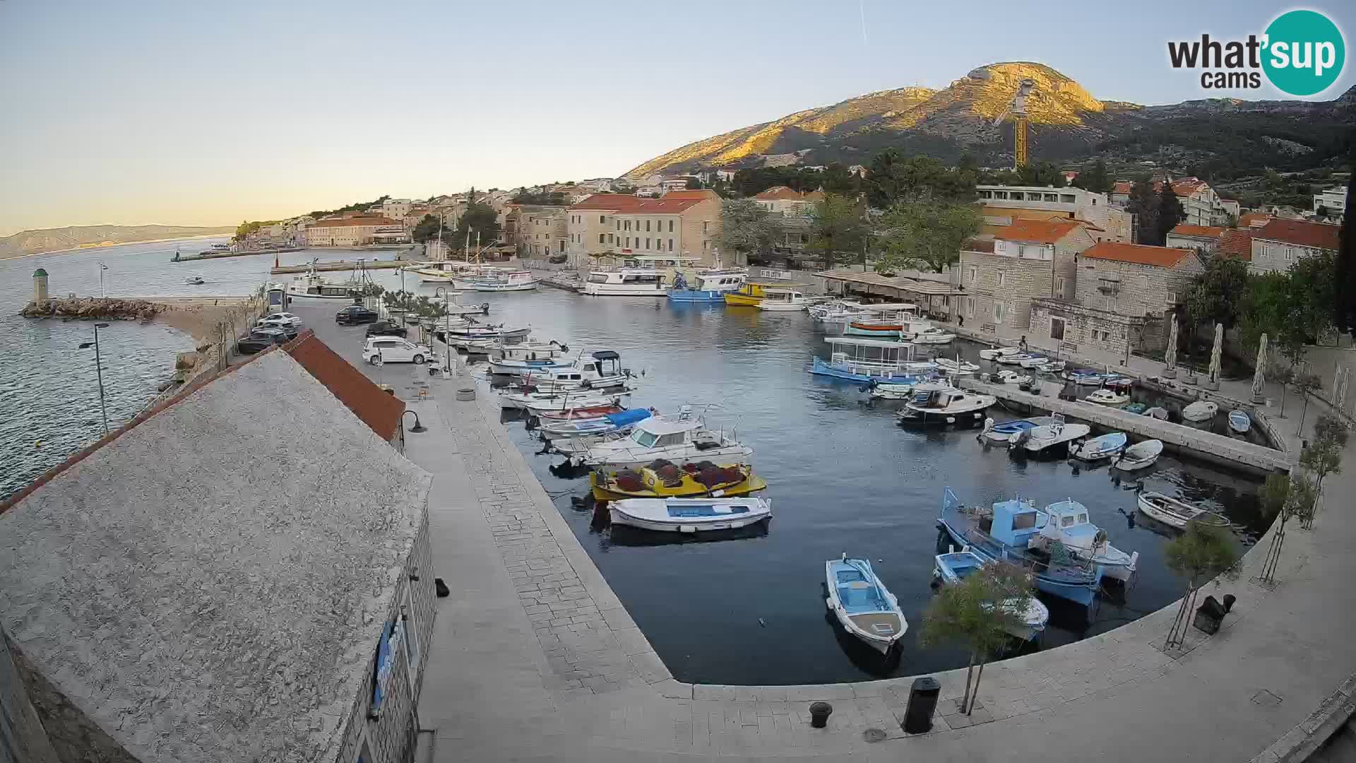 Spletna kamera Bol pristanišče – Pogled v živo na Rivo in marino
