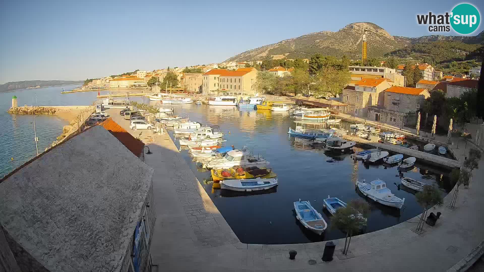 Web kamera Bol Riva – Pogled uživo na luku i marinu