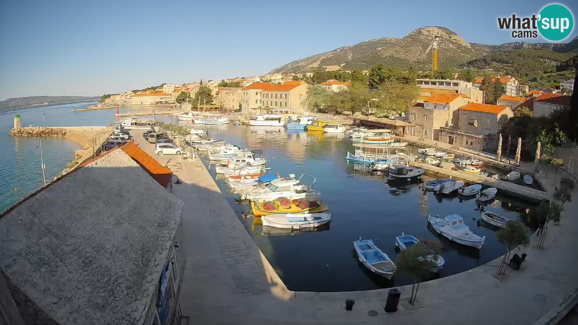 Web kamera Bol Riva – Pogled uživo na luku i marinu