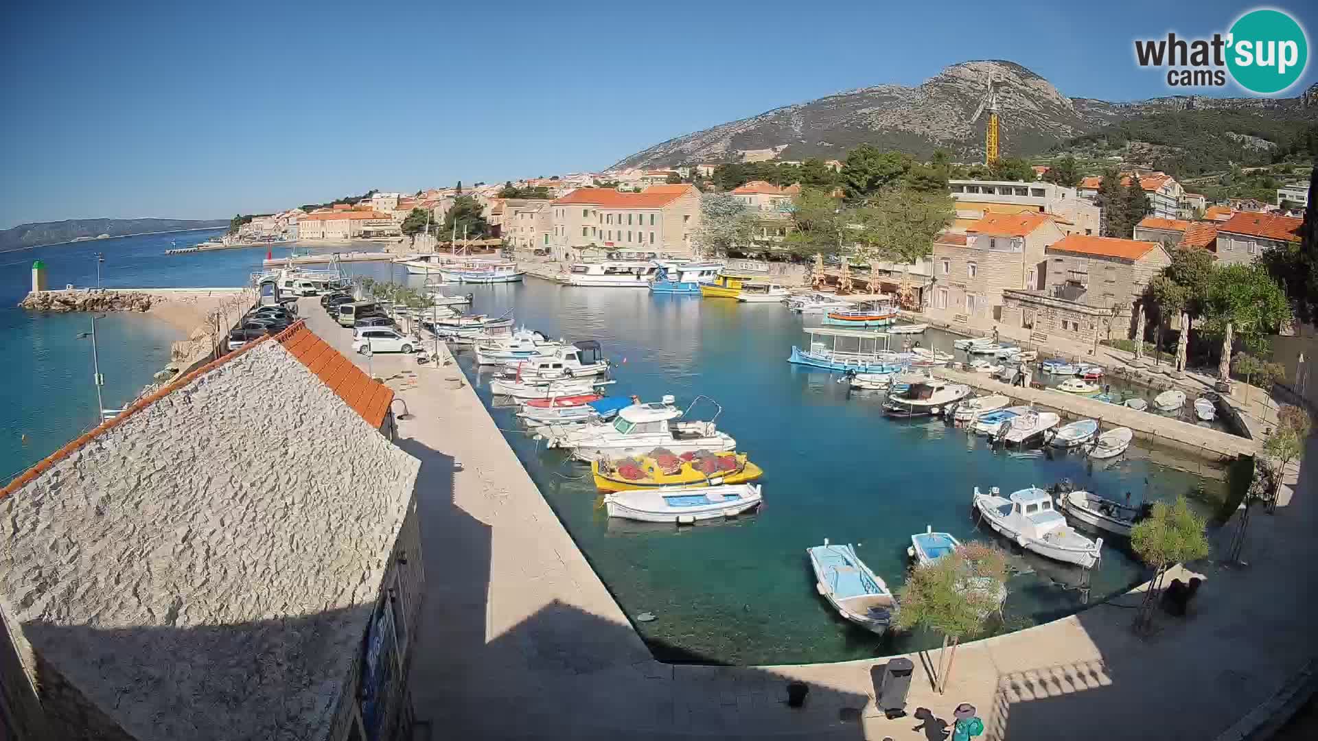 Web kamera Bol Riva – Pogled uživo na luku i marinu