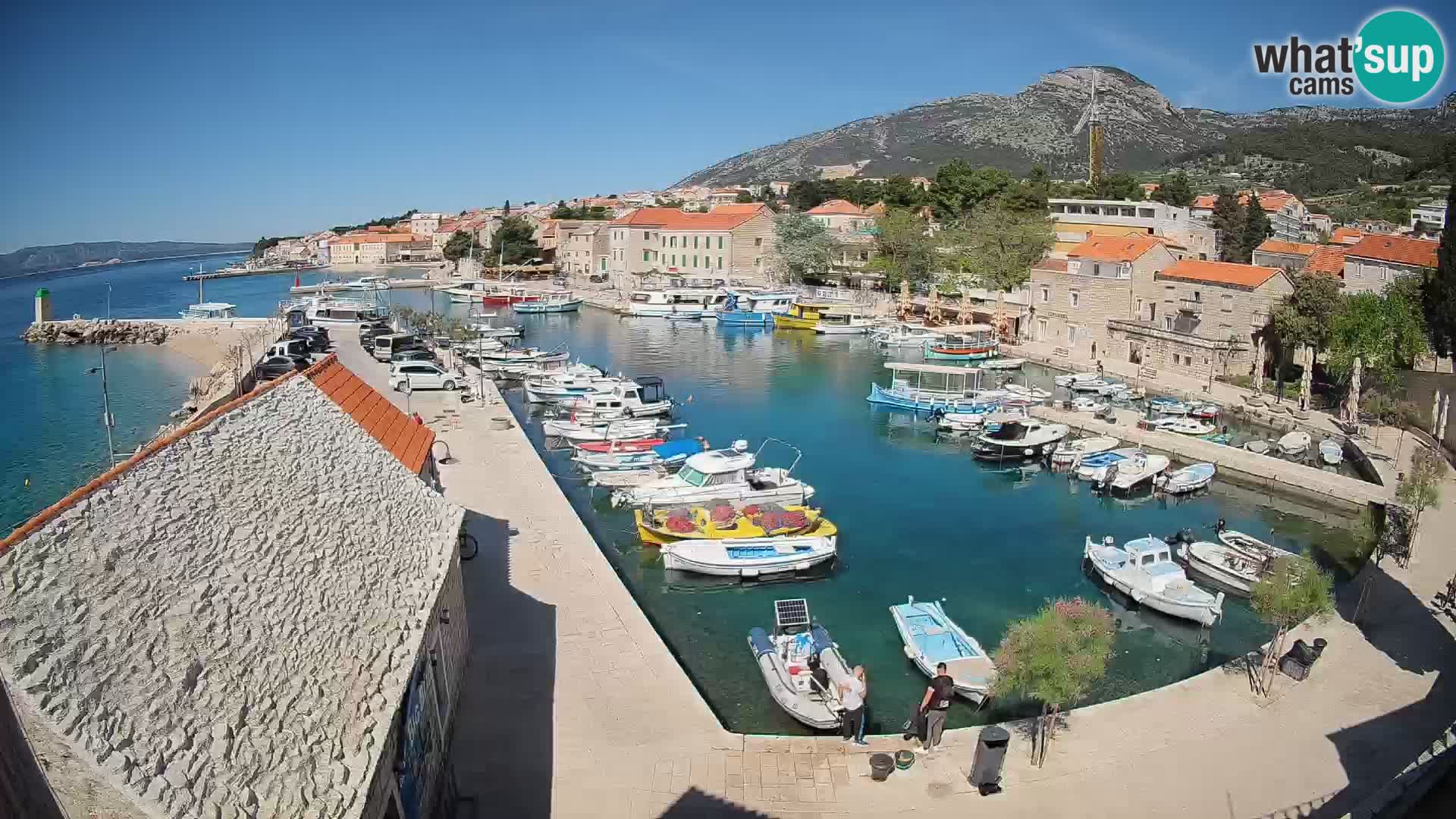 Web kamera Bol Riva – Pogled uživo na luku i marinu