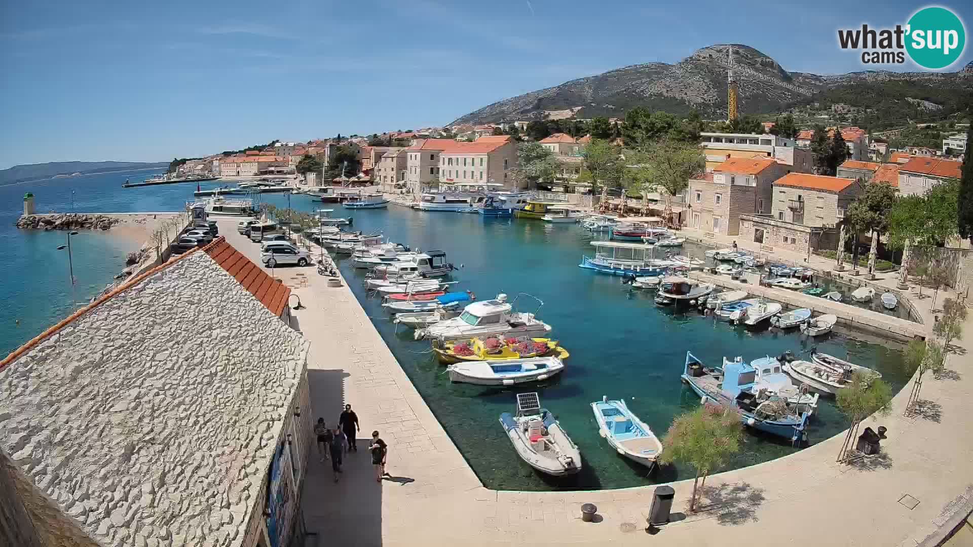 Web kamera Bol Riva – Pogled uživo na luku i marinu