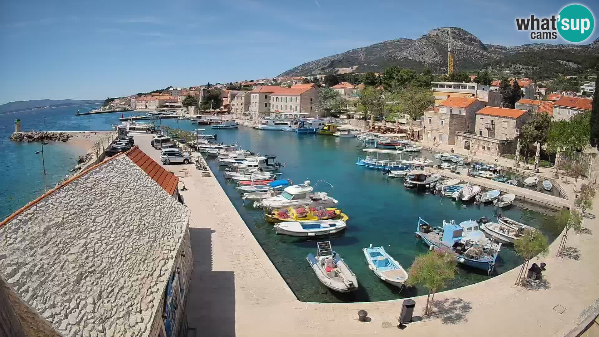 Spletna kamera Bol pristanišče – Pogled v živo na Rivo in marino