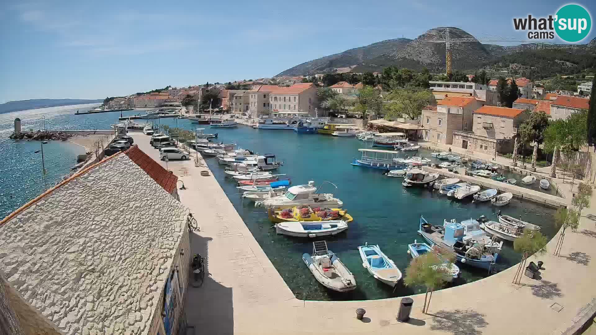 Spletna kamera Bol pristanišče – Pogled v živo na Rivo in marino