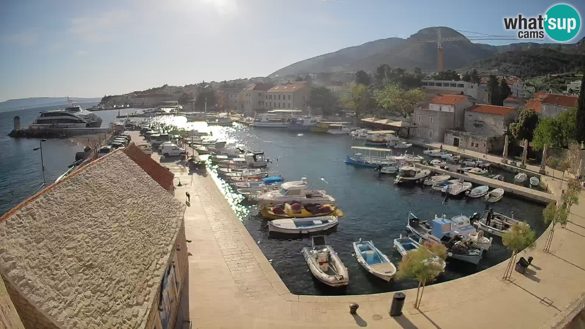 Webcam porto di Bol – Vista live sulla Riva e Marina
