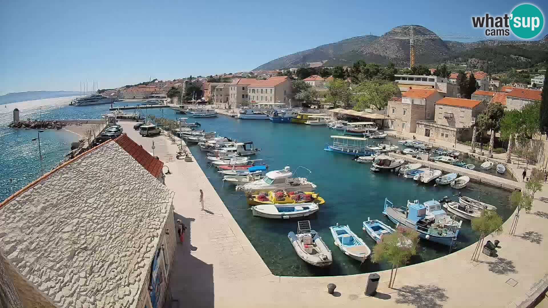 Spletna kamera Bol pristanišče – Pogled v živo na Rivo in marino