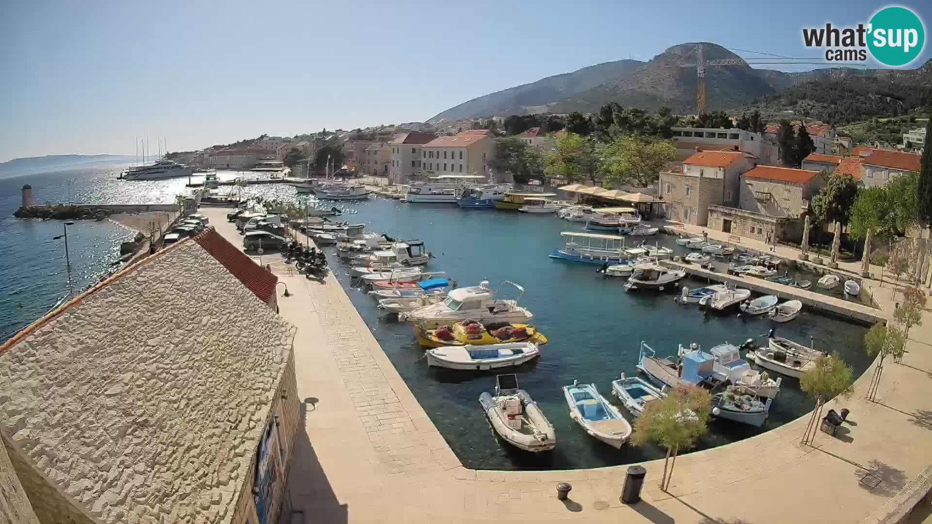 Spletna kamera Bol pristanišče – Pogled v živo na Rivo in marino