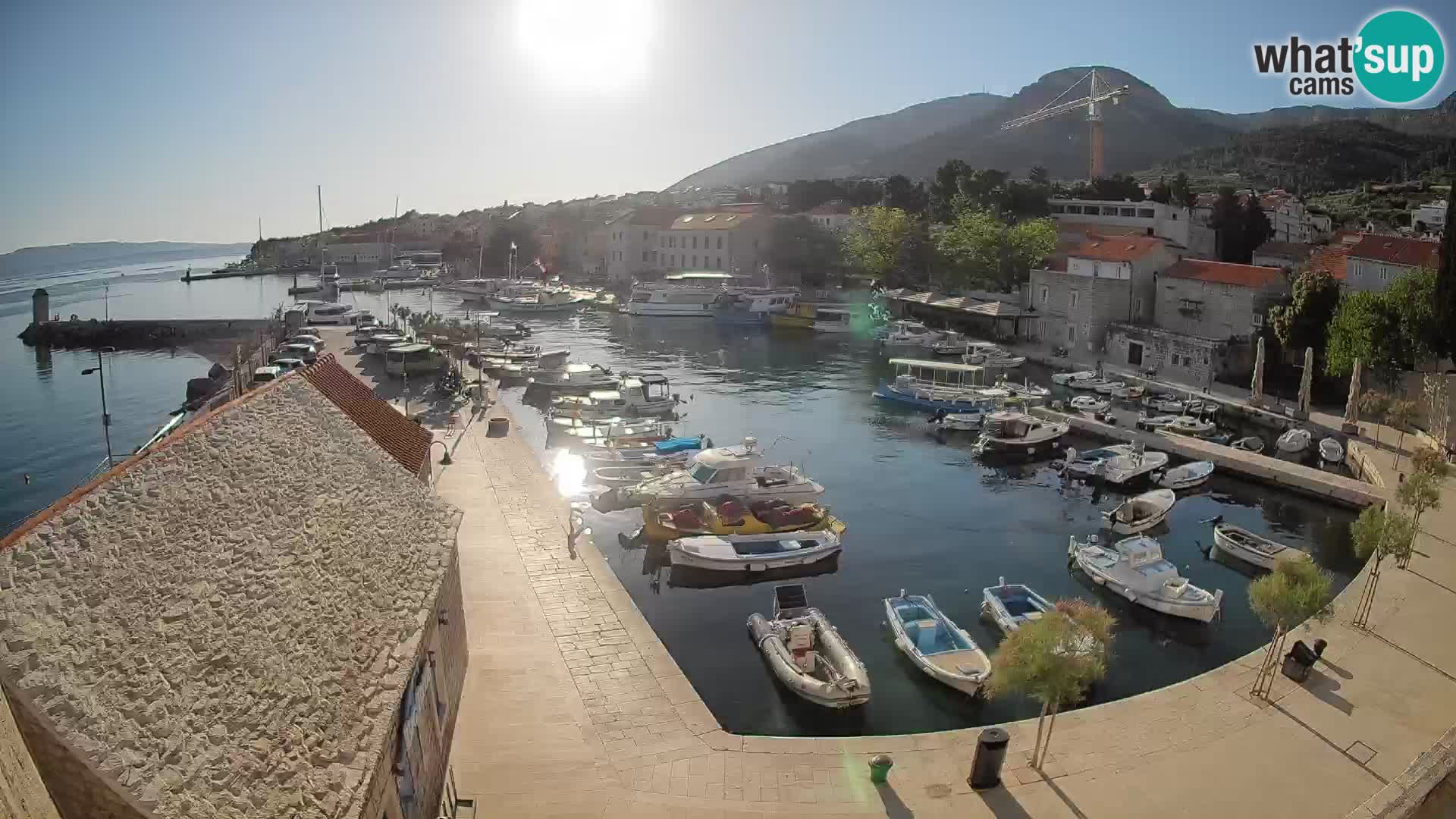 Spletna kamera Bol pristanišče – Pogled v živo na Rivo in marino