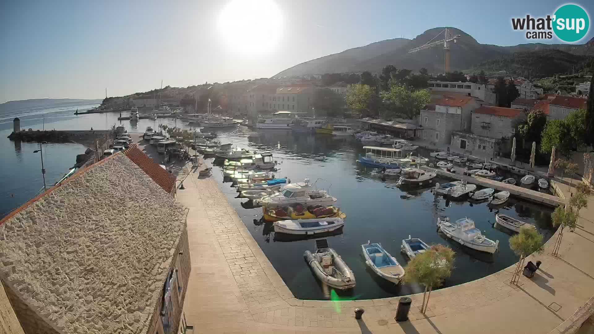 Web kamera Bol Riva – Pogled uživo na luku i marinu