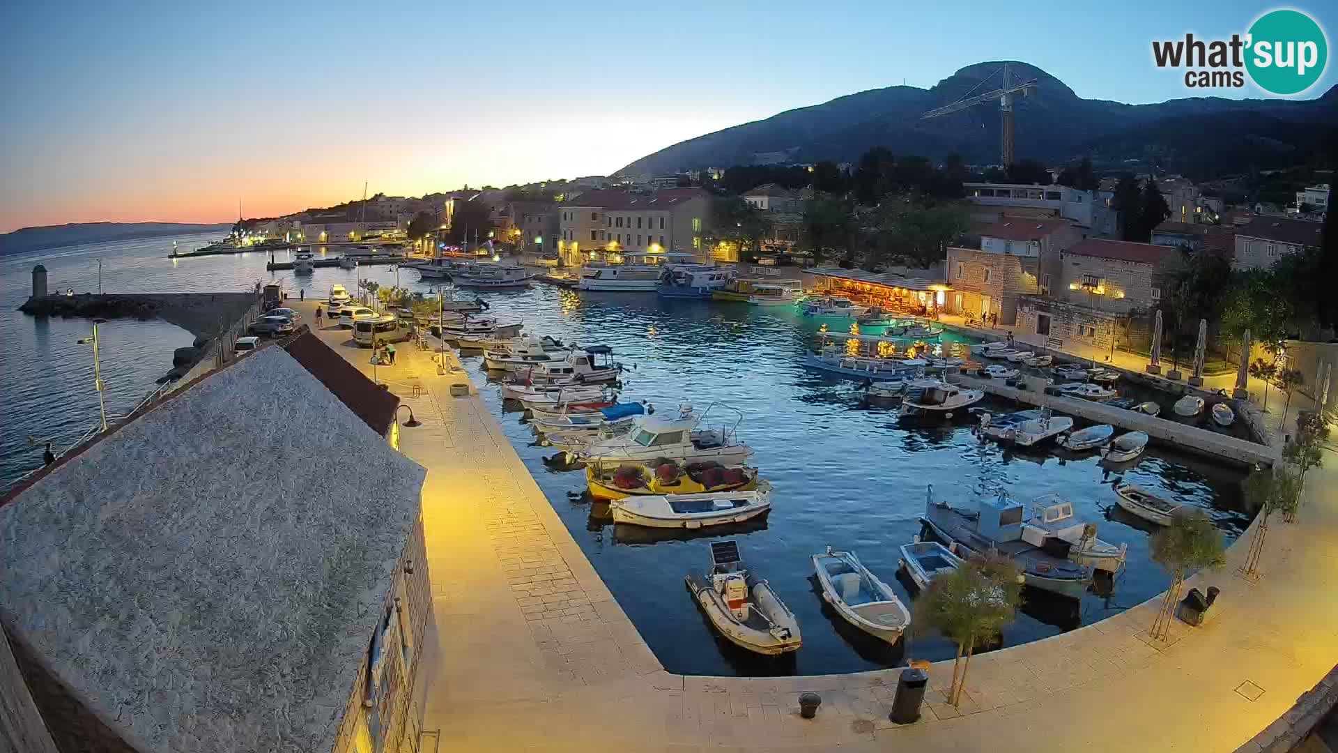 Web kamera Bol Riva – Pogled uživo na luku i marinu