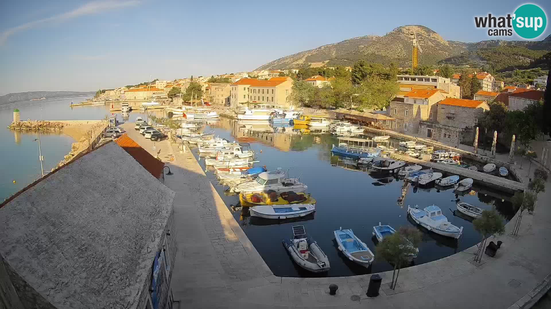 Spletna kamera Bol pristanišče – Pogled v živo na Rivo in marino