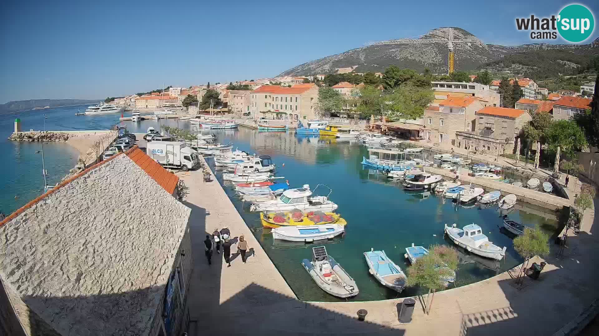 Spletna kamera Bol pristanišče – Pogled v živo na Rivo in marino