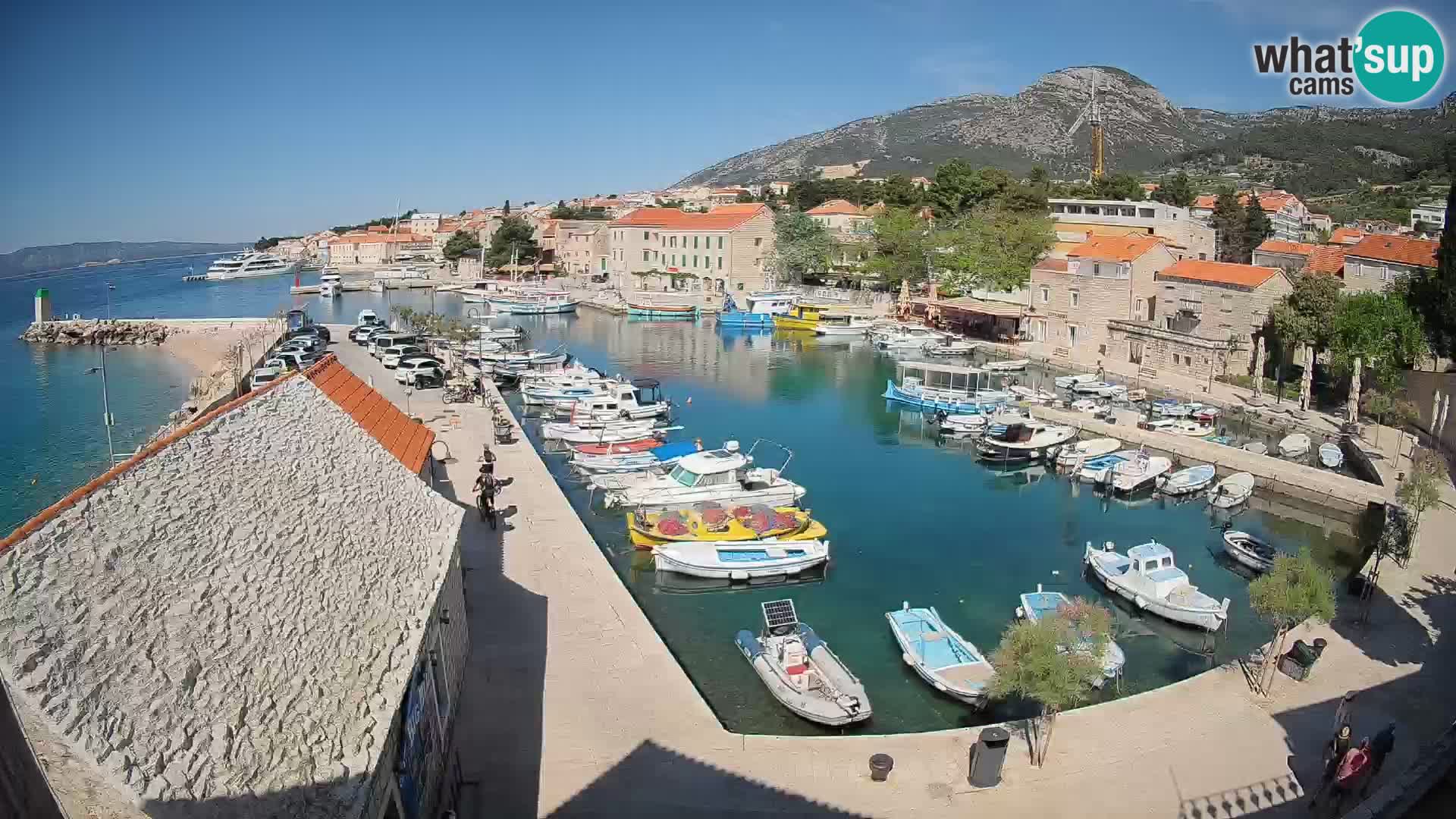 Spletna kamera Bol pristanišče – Pogled v živo na Rivo in marino