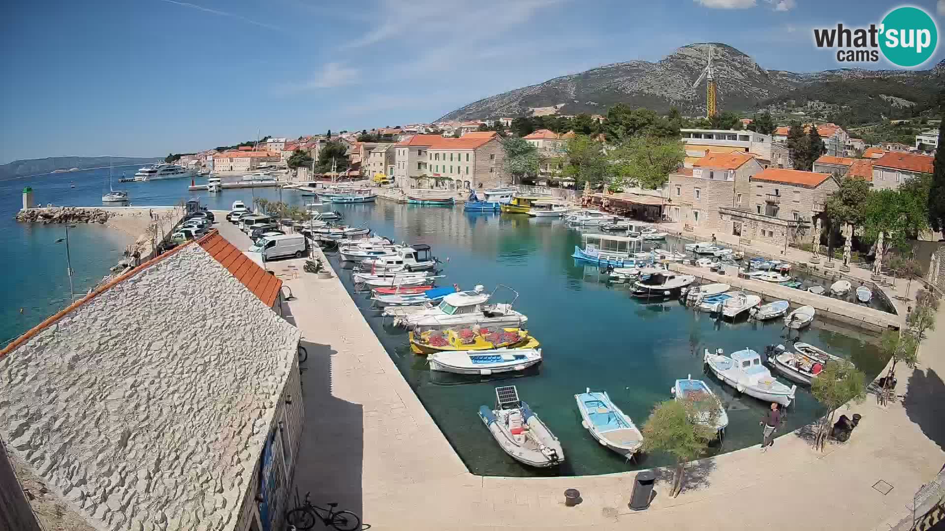 Spletna kamera Bol pristanišče – Pogled v živo na Rivo in marino