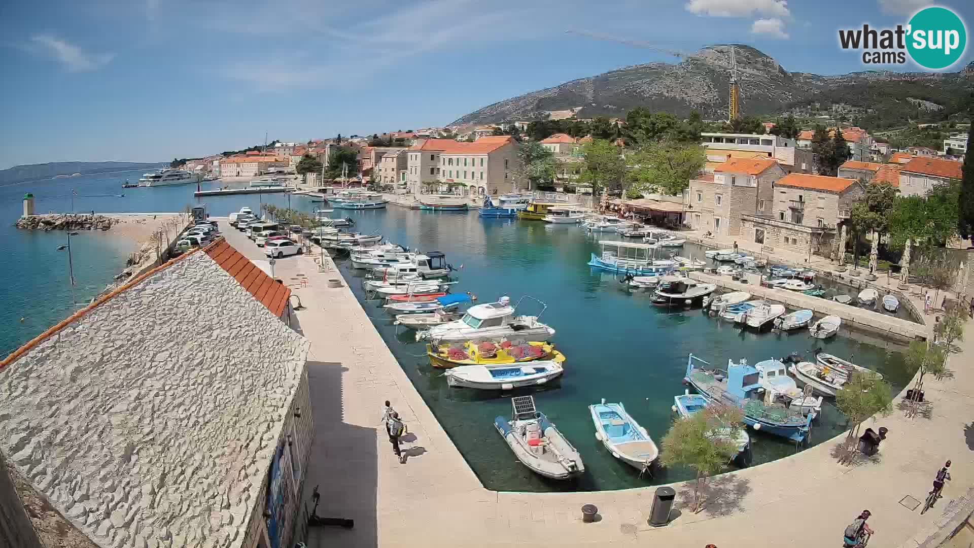 Spletna kamera Bol pristanišče – Pogled v živo na Rivo in marino